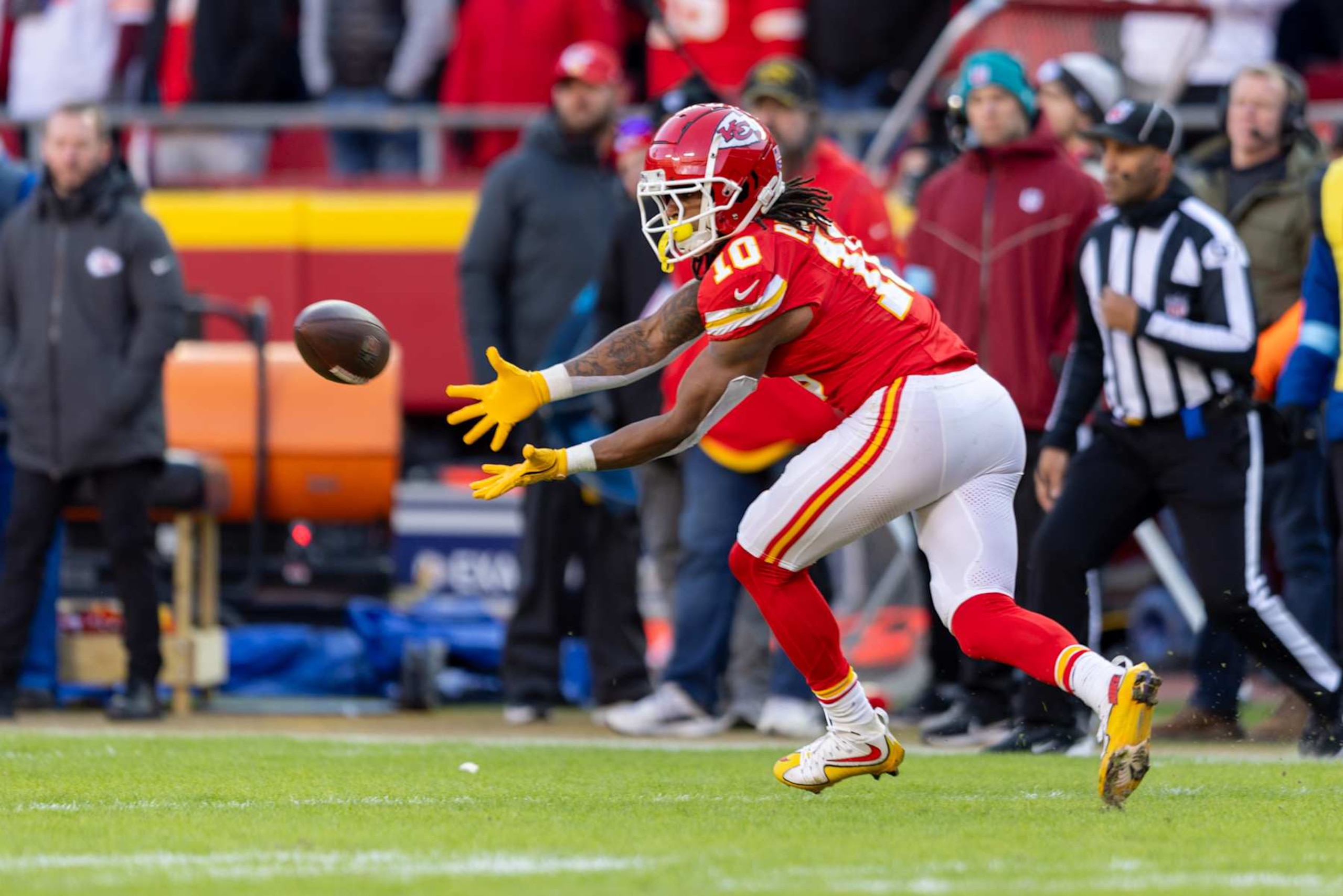 KANSAS CITY, MO - NOVEMBER 29: Kansas City Chiefs running back Isiah Pacheco (10) reaches for a reception against the Las Vegas Raiders on November 29th, 2024 at GEHA Field Arrowhead Stadium in Kansas City, Missouri. (Photo by William Purnell/Icon Sportswire via Getty Images)