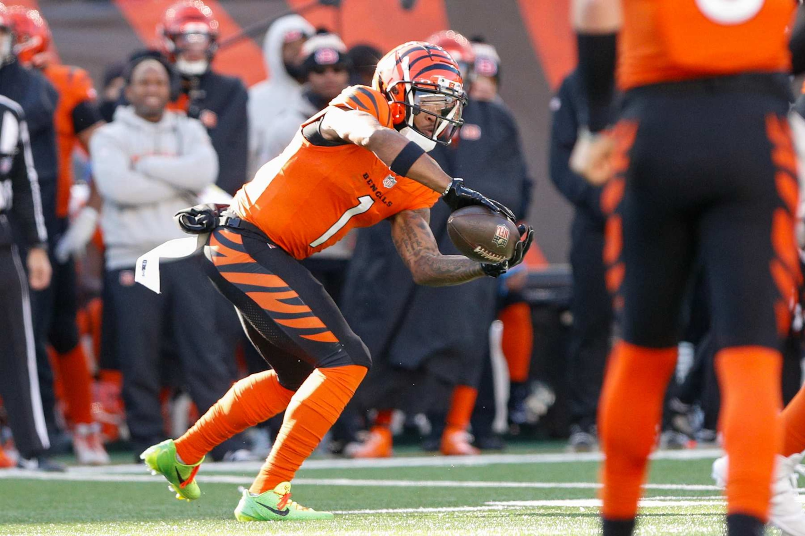 CINCINNATI, OH - DECEMBER 01: Cincinnati Bengals wide receiver Ja'Marr Chase (1) catches a pass during the game against the Pittsburgh Steelers and the Cincinnati Bengals on December 1, 2024, at Paycor Stadium in Cincinnati, OH. (Photo by Ian Johnson/Icon Sportswire via Getty Images) CINCINNATI, OH - DECEMBER 01: Cincinnati Bengals wide receiver Ja'Marr Chase (1) catches a pass during the game against the Pittsburgh Steelers and the Cincinnati Bengals on December 1, 2024, at Paycor Stadium in Cincinnati, OH. (Photo by Ian Johnson/Icon Sportswire via Getty Images)