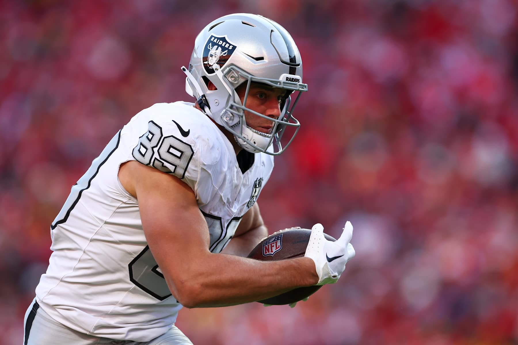 KANSAS CITY, MISSOURI - NOVEMBER 29: Brock Bowers #89 of the Las Vegas Raiders runs after the catch during the first half against the Kansas City Chiefs at GEHA Field at Arrowhead Stadium on November 29, 2024 in Kansas City, Missouri. (Photo by Aaron M. Sprecher/Getty Images)