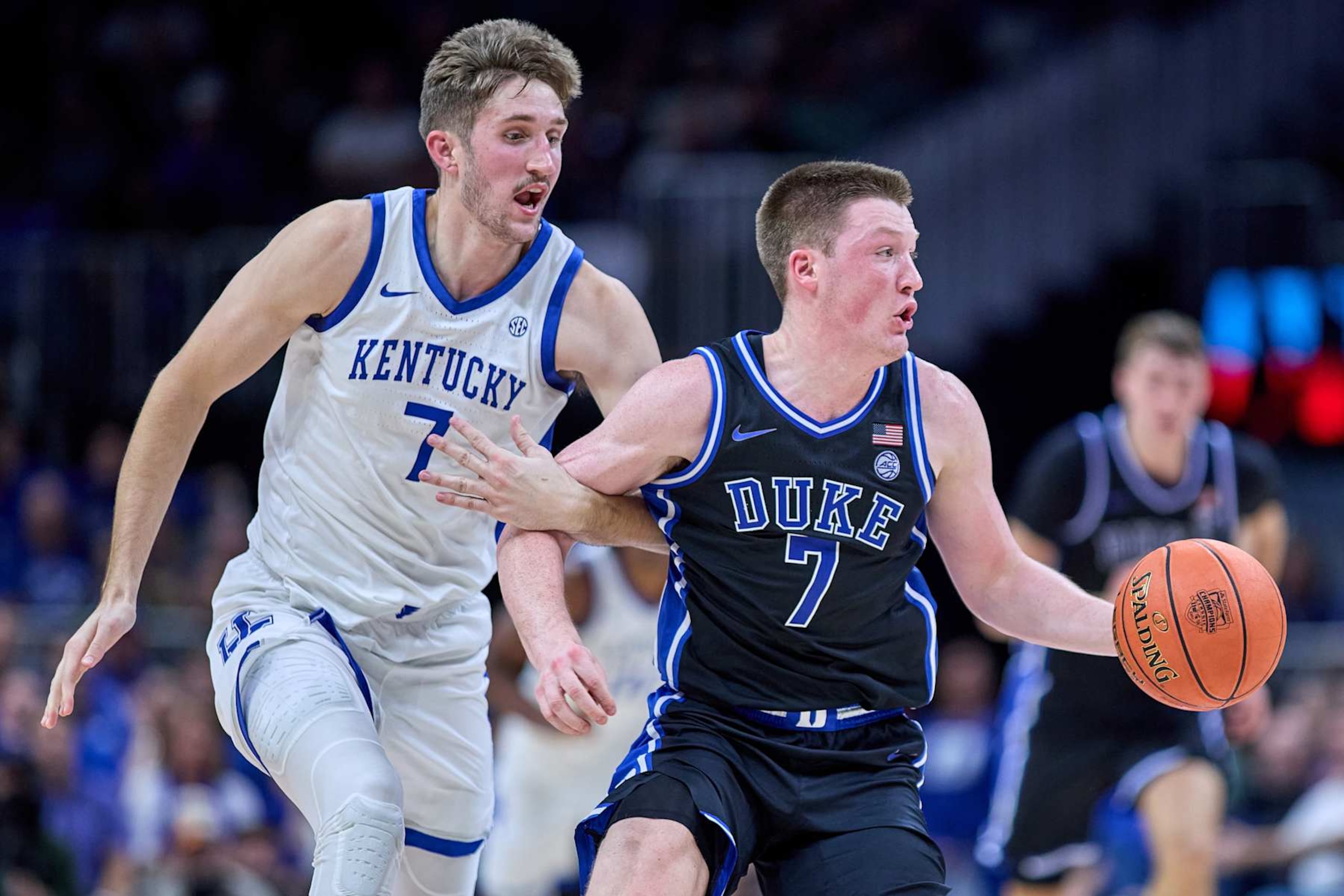 Kentucky's Andrew Carr and Duke's Kon Knueppel