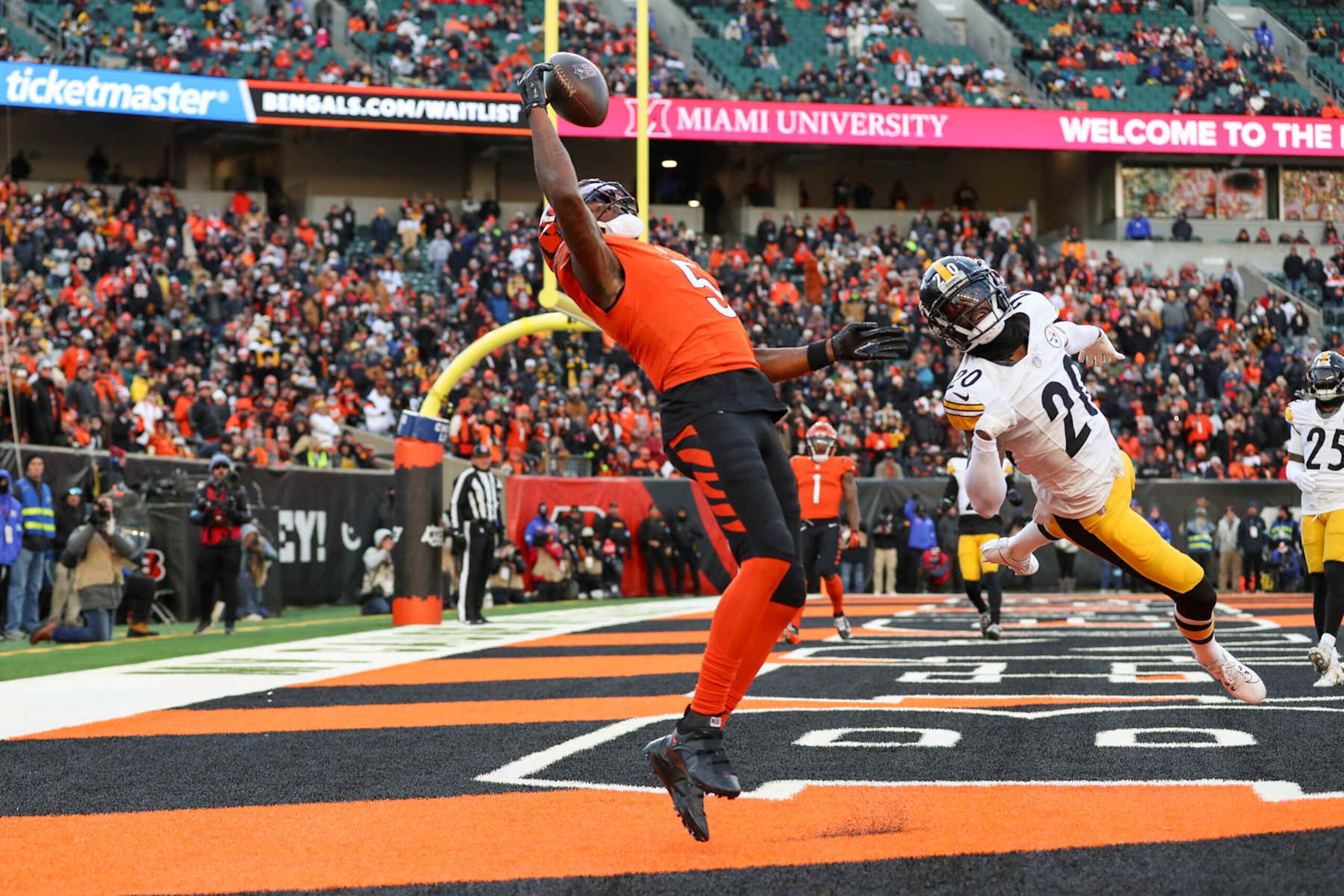 CINCINNATI, OH - DECEMBER 01: Cincinnati Bengals wide receiver Tee Higgins (5) attempts to catch a touchdown pass during the game against the Pittsburgh Steelers and the Cincinnati Bengals on December 1, 2024, at Paycor Stadium in Cincinnati, OH. (Photo by Ian Johnson/Icon Sportswire via Getty Images)