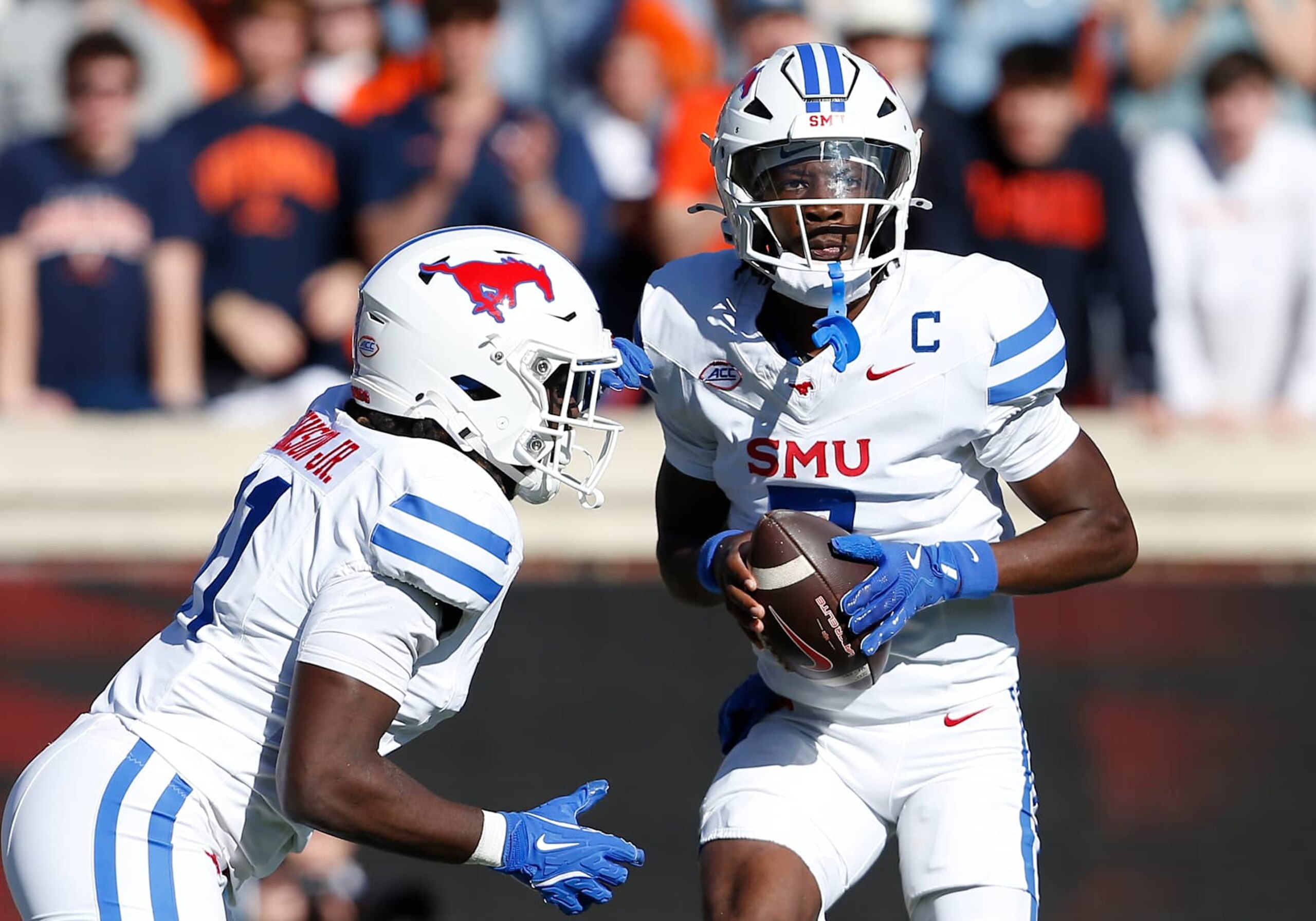 CHARLOTTESVILLE, VA - NOVEMBER 23: SMU Mustangs quarterback Kevin Jennings (7) surveys the field for an open receiver during a college football game between the SMU Mustangs and the Virginia Cavaliers on November 23, 2024, at Scott Stadium in Charlottesville, VA. (Photo by Lee Coleman/Icon Sportswire via Getty Images)