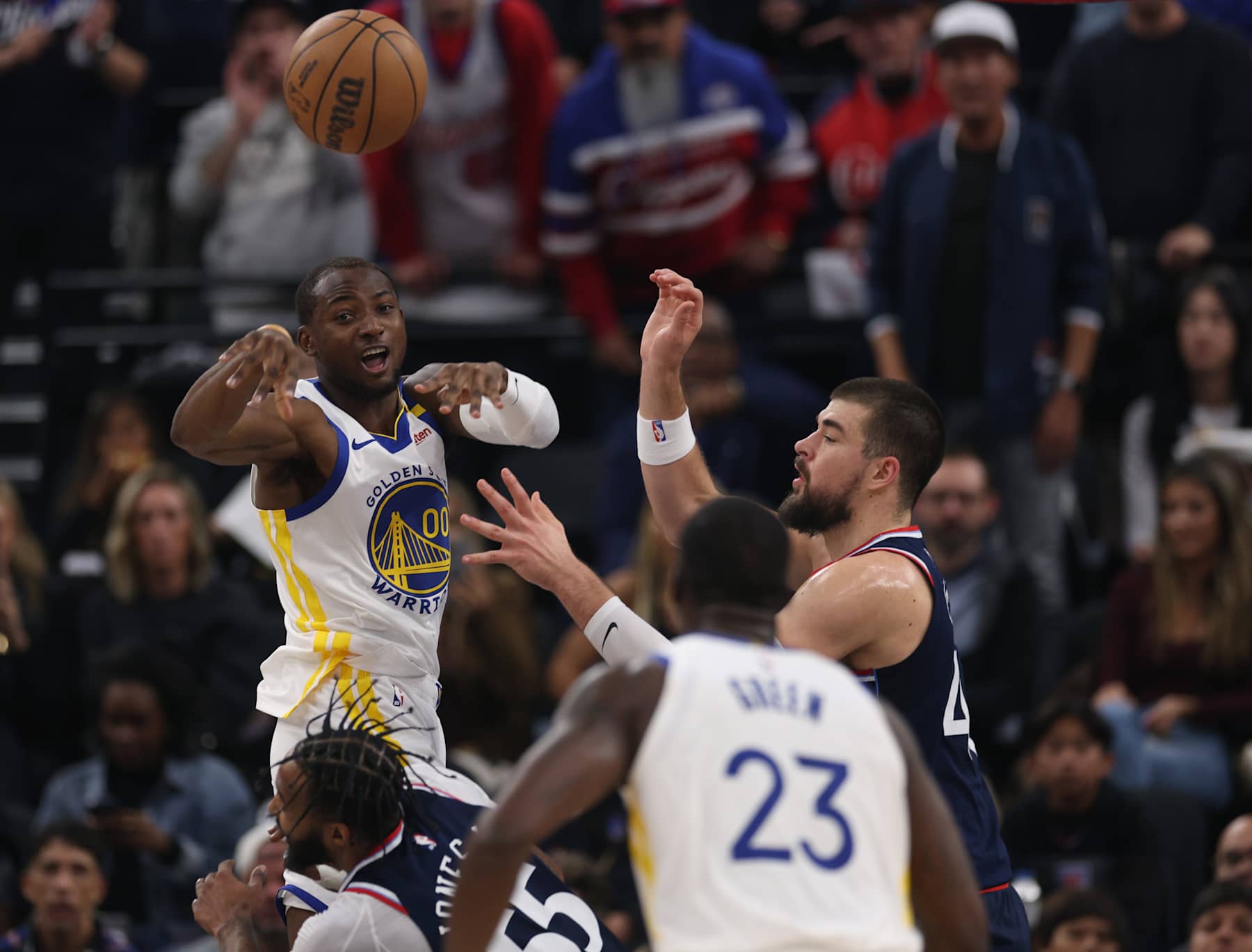 INGLEWOOD, CALIFORNIA - NOVEMBER 18: Jonathan Kuminga #00 of the Golden State Warriors passes in front of Ivica Zubac #40 of the LA Clippers during a 102-99 loss to the LA Clippers at Intuit Dome on November 18, 2024 in Inglewood, California. (Photo by Harry How/Getty Images) NOTE TO USER: User expressly acknowledges and agrees that, by downloading and or using this photograph, User is consenting to the terms and conditions of the Getty Images License Agreement.  (Photo by Harry How/Getty Images)