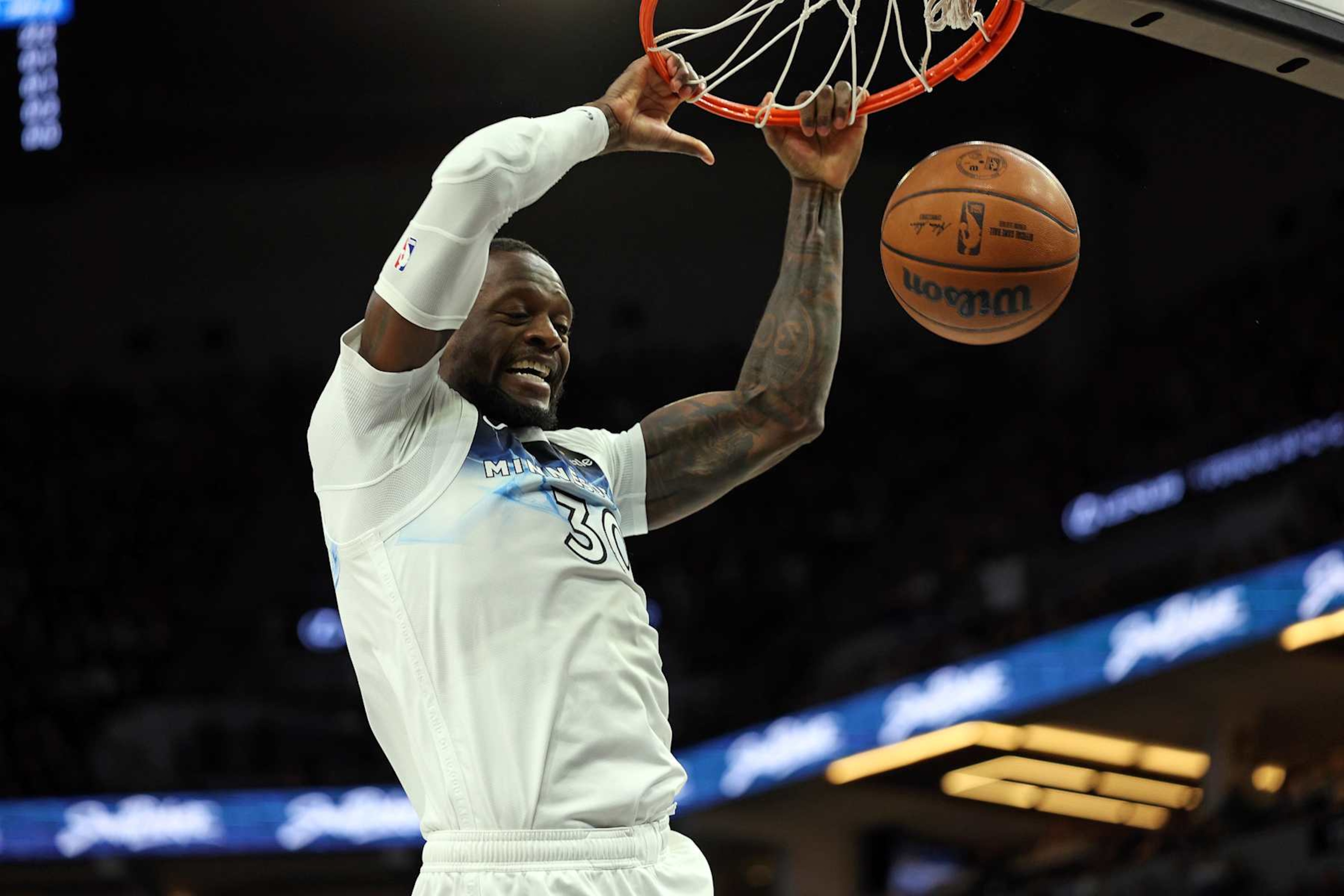 MINNEAPOLIS, MINNESOTA - DECEMBER 02: Julius Randle #30 of the Minnesota Timberwolves dunks the ball against the Los Angeles Lakers in the second quarter at Target Center on December 02, 2024 in Minneapolis, Minnesota. NOTE TO USER: User expressly acknowledges and agrees that, by downloading and or using this photograph, User is consenting to the terms and conditions of the Getty Images License Agreement. (Photo by David Berding/Getty Images)