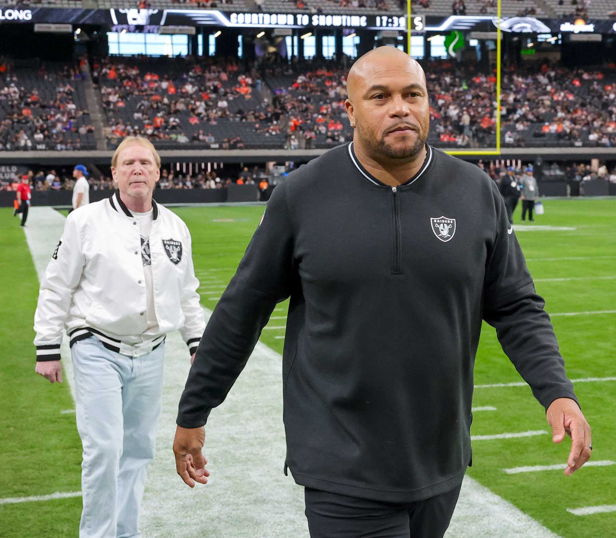 Antonio Pierce (right) and Raiders owner Mark Davis (left)