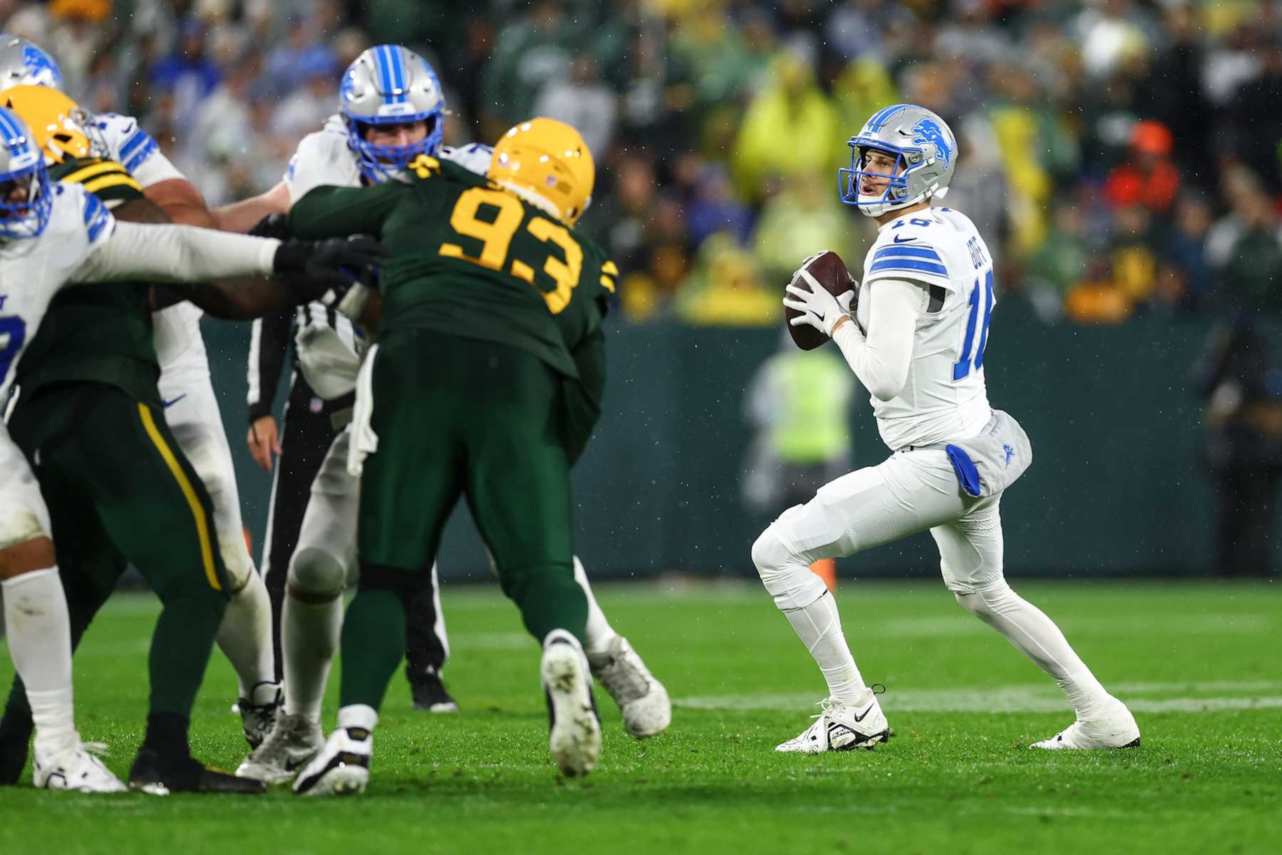 GREEN BAY, WISCONSIN - NOVEMBER 3: Jared Goff #16 of the Detroit Lions drops back to pass during an NFL football game against the Green Bay Packers at Lambeau Field on November 3, 2024 in Green Bay, WI. (Photo by Kevin Sabitus/Getty Images)
