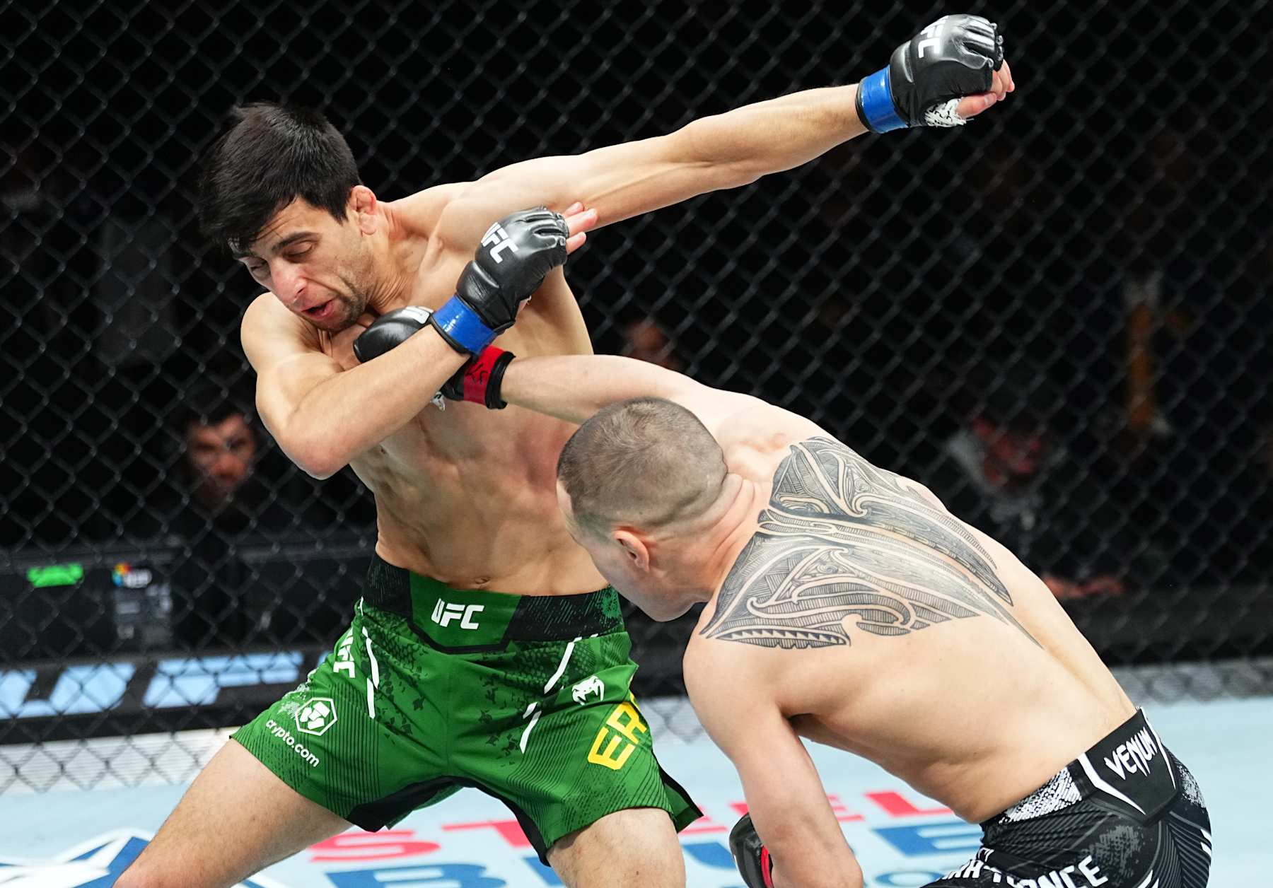 Kai Kara-France lands a punch against Steve Erceg