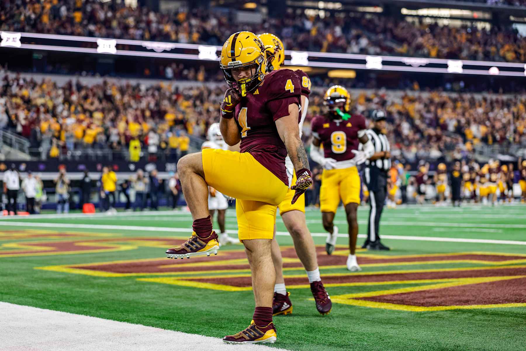 ARLINGTON, TX - DECEMBER 07: Arizona State Sun Devils running back Cam Skattebo (4) strikes a Heisman pose after scoring a touchdown during the Big 12 Championship game between the Arizona State Sun Devils and the Iowa State Cyclones on December 7, 2024 at AT&T Stadium in Arlington, Texas. (Photo by Matthew Pearce/Icon Sportswire via Getty Images)