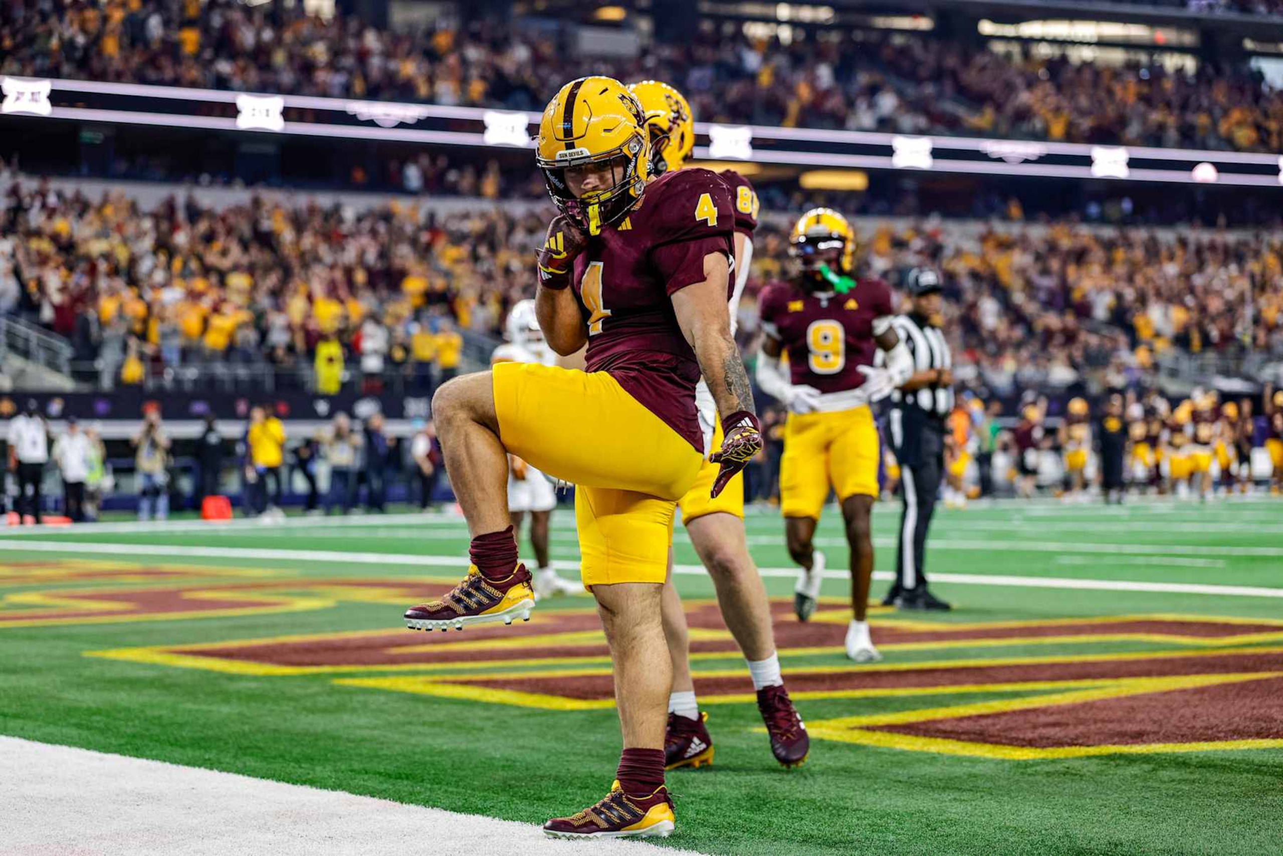 ARLINGTON, TX - DECEMBER 07: Arizona State Sun Devils running back Cam Skattebo (4) strikes a Heisman pose after scoring a touchdown during the Big 12 Championship game between the Arizona State Sun Devils and the Iowa State Cyclones on December 7, 2024 at AT&T Stadium in Arlington, Texas. (Photo by Matthew Pearce/Icon Sportswire via Getty Images)