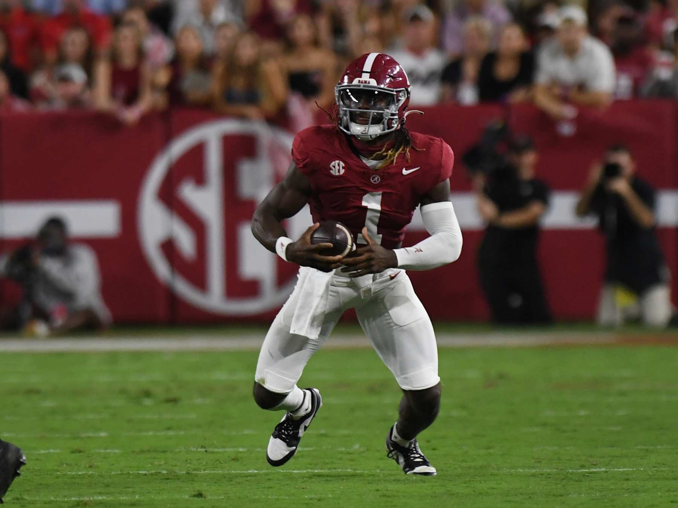 TUSCALOOSA, AL - SEPTEMBER 28: Alabama Crimson Tide wide receiver Kendrick Law (1) rushes the ball during the college football game between the Georgia Bulldogs and the Alabama Crimson Tide on September 28, 2024, at Bryant-Denny Stadium in Tuscaloosa, AL. (Photo by Jeffrey Vest/Icon Sportswire via Getty Images)
