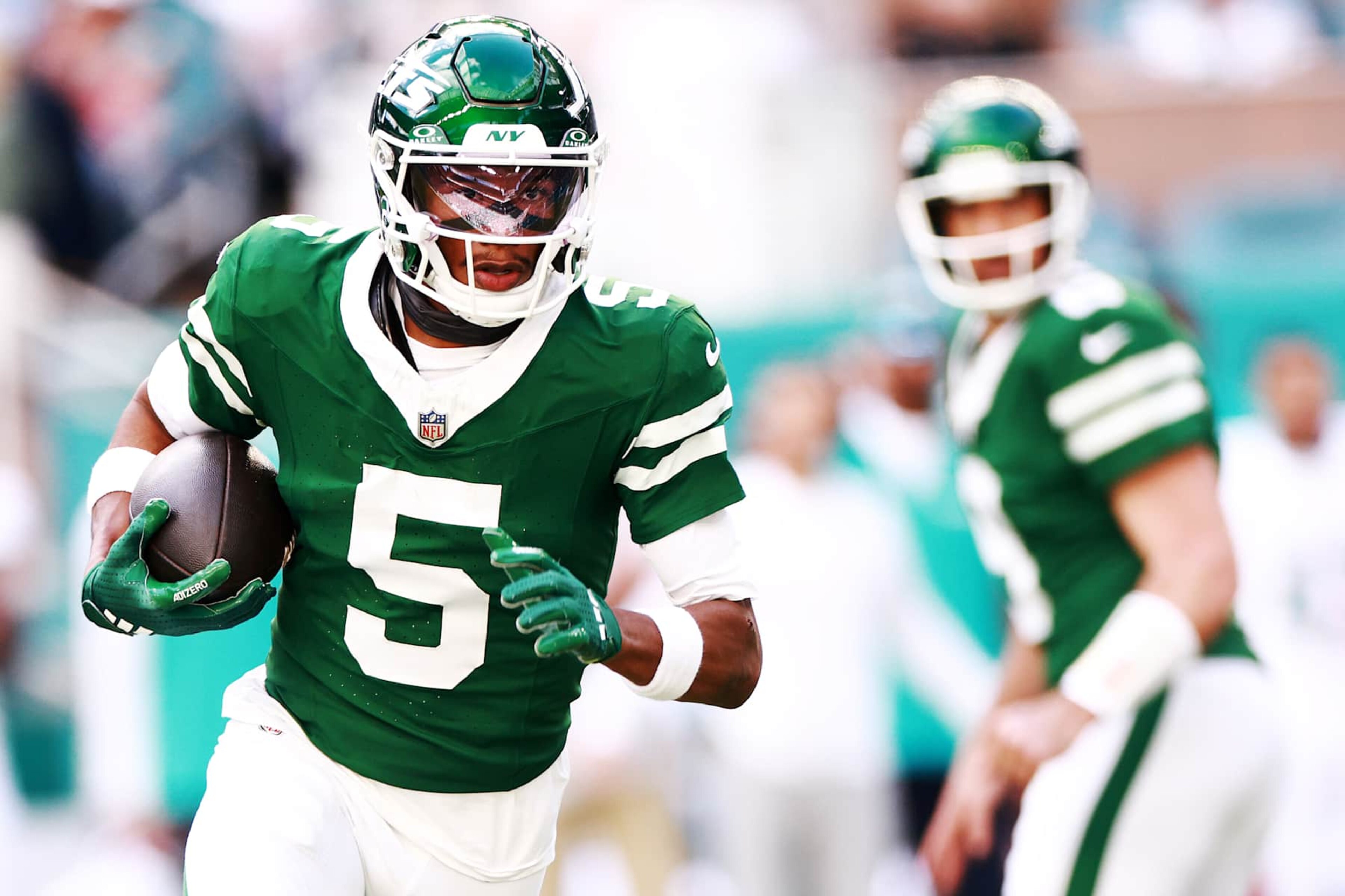 MIAMI GARDENS, FLORIDA - DECEMBER 08: Garrett Wilson #5 of the New York Jets runs the ball up the field in the first quarter of a game against the Miami Dolphins at Hard Rock Stadium on December 08, 2024 in Miami Gardens, Florida. (Photo by Carmen Mandato/Getty Images) MIAMI GARDENS, FLORIDA - DECEMBER 08: Garrett Wilson #5 of the New York Jets runs the ball up the field in the first quarter of a game against the Miami Dolphins at Hard Rock Stadium on December 08, 2024 in Miami Gardens, Florida. (Photo by Carmen Mandato/Getty Images)