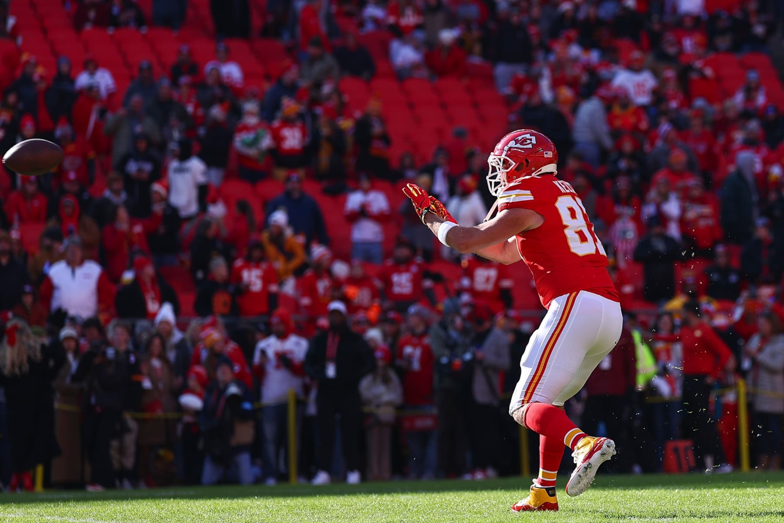 KANSAS CITY, MISSOURI - NOVEMBER 29: Travis Kelce #87 of the Kansas City Chiefs warms up prior to a game against the Las Vegas Raiders at GEHA Field at Arrowhead Stadium on November 29, 2024 in Kansas City, Missouri. (Photo by Aaron M. Sprecher/Getty Images)