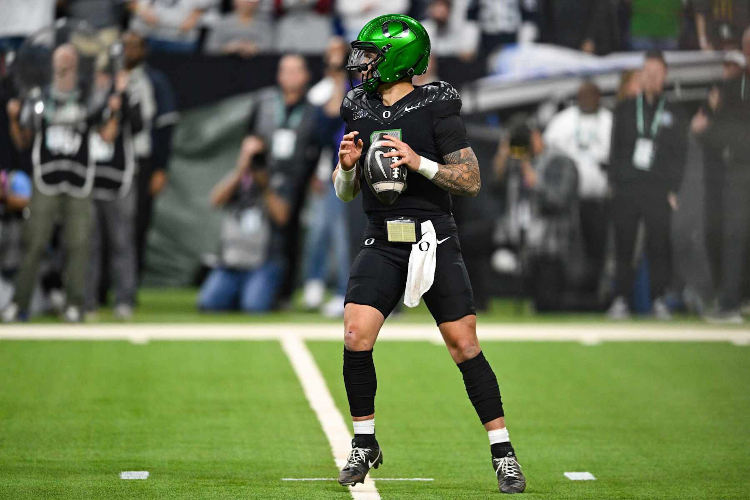 INDIANAPOLIS, IN - DECEMBER 07: Oregon Ducks QB Dillon Gabriel (8) during the Big Ten Championship football game between the Penn State Nittany Lions and the Oregon Ducks on December 7, 2024 at Lucas Oil Stadium in Indianapolis, IN (Photo by James Black/Icon Sportswire via Getty Images)