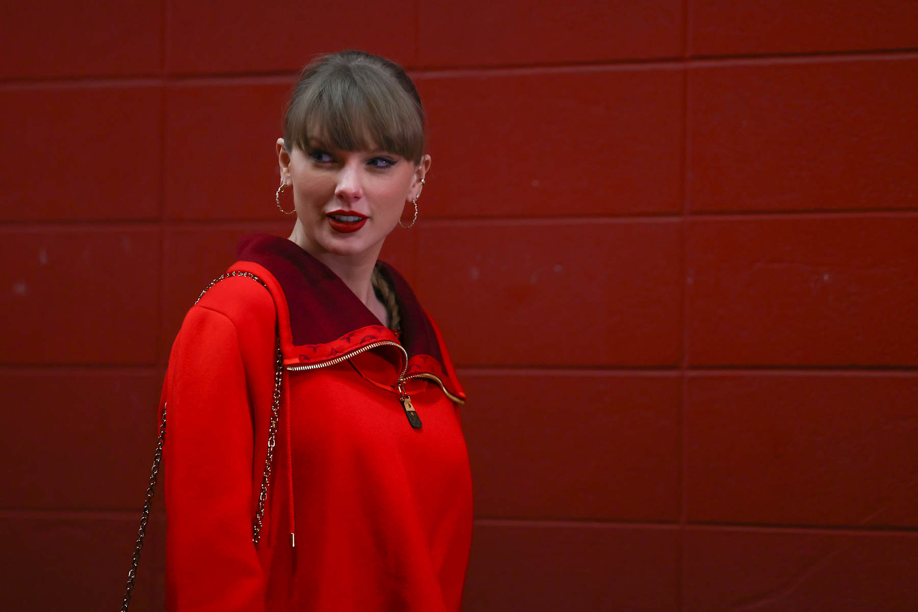 KANSAS CITY, MISSOURI - NOVEMBER 29: Taylor Swift arrives at the stadium prior to a game between the Kansas City Chiefs and the Las Vegas Raiders at GEHA Field at Arrowhead Stadium on November 29, 2024 in Kansas City, Missouri. (Photo by Aaron M. Sprecher/Getty Images)