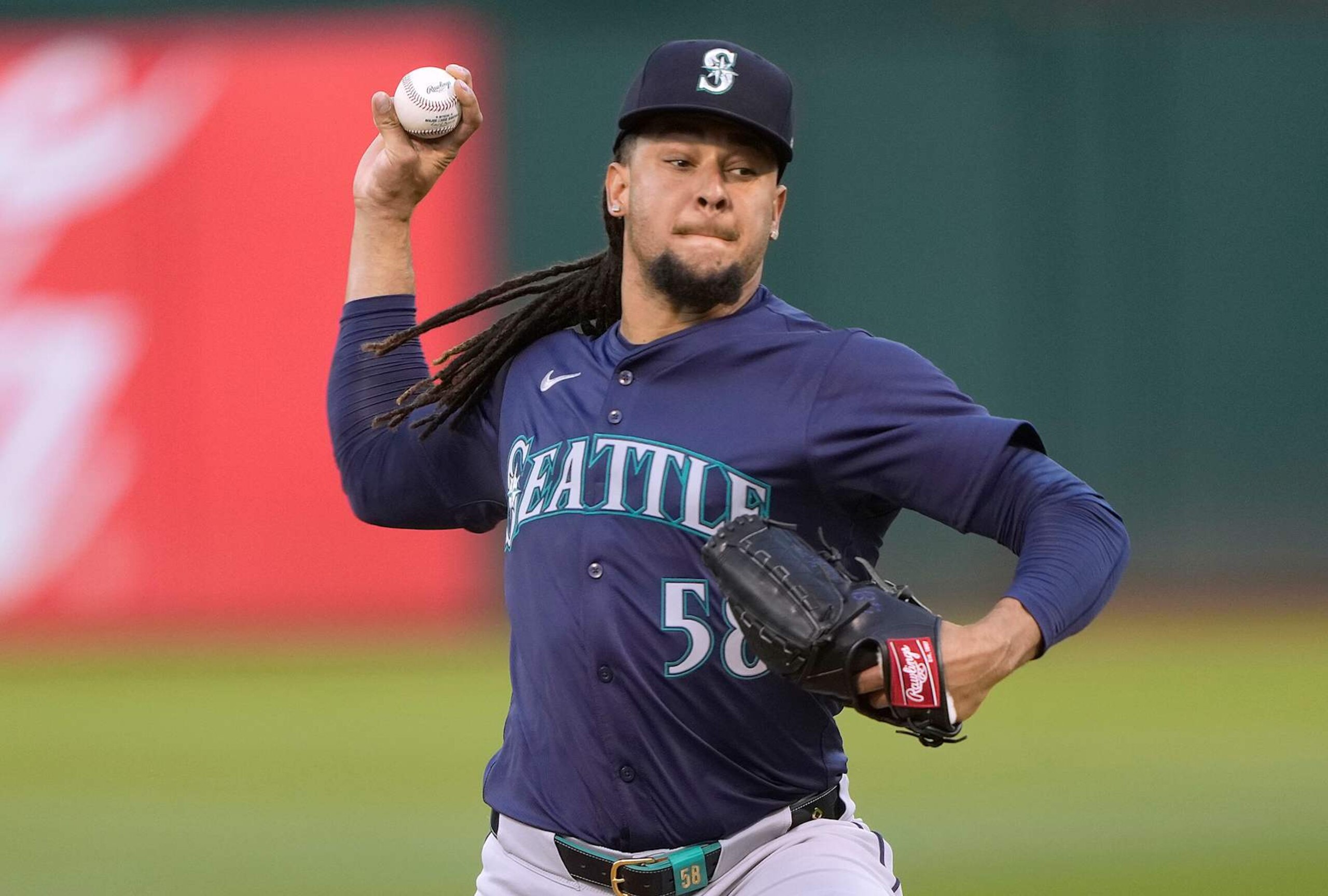 OAKLAND, CALIFORNIA - SEPTEMBER 03: Luis Castillo #58 of the Seattle Mariners pitches against the Oakland Athletics in the bottom of the first inning at the Oakland Coliseum on September 3, 2024 in Oakland, California. (Photo by Thearon W. Henderson/Getty Images) OAKLAND, CALIFORNIA - SEPTEMBER 03: Luis Castillo #58 of the Seattle Mariners pitches against the Oakland Athletics in the bottom of the first inning at the Oakland Coliseum on September 3, 2024 in Oakland, California. (Photo by Thearon W. Henderson/Getty Images)