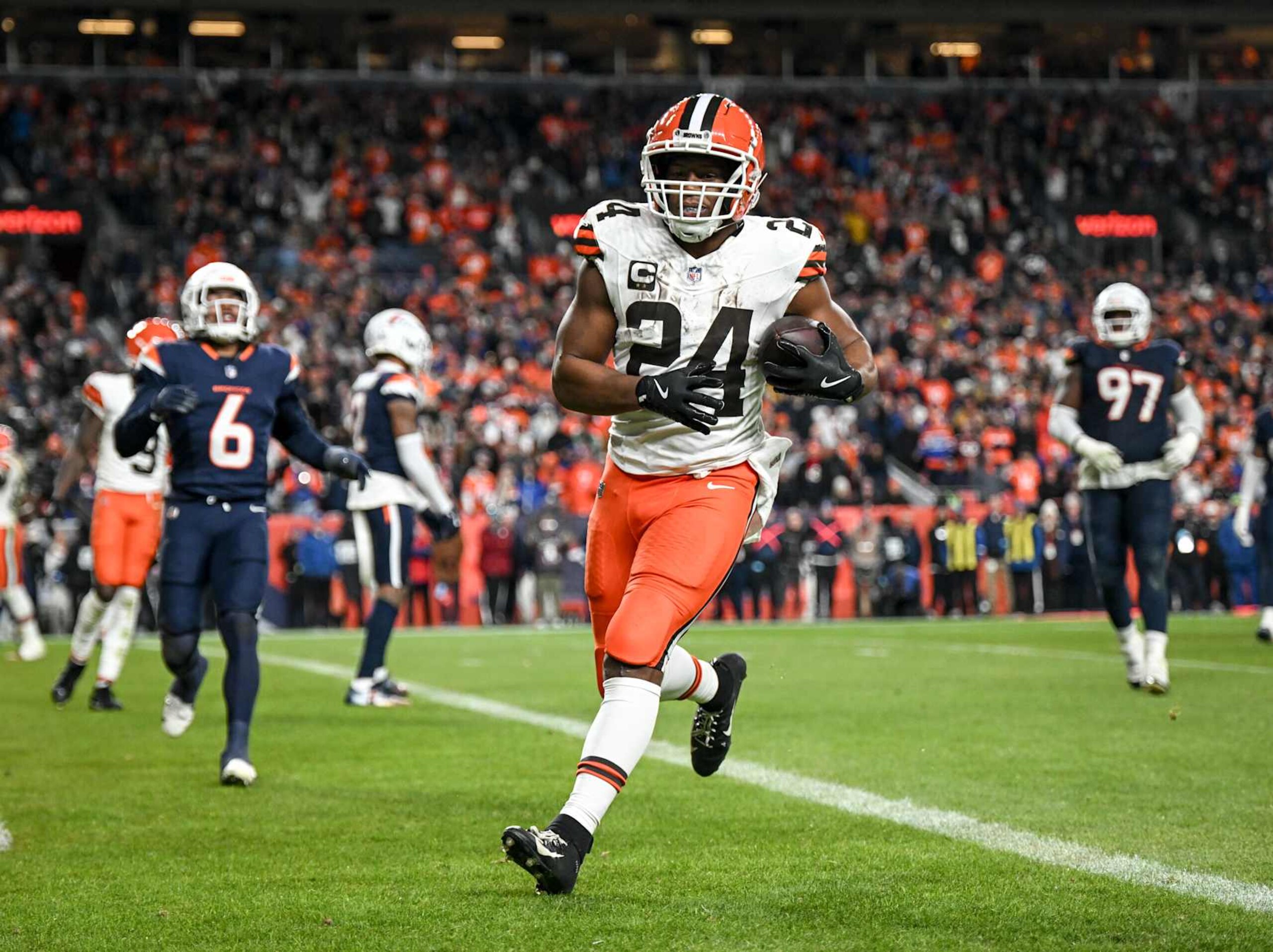 DENVER, CO - DECEMBER 2: Nick Chubb (24) of the Cleveland Browns scores a receiving touchdown against the Denver Broncos during the fourth quarter of the Broncos' 41-32 win at Empower Field at Mile High on Monday, December 2, 2024. (Photo by AAron Ontiveroz/The Denver Post)