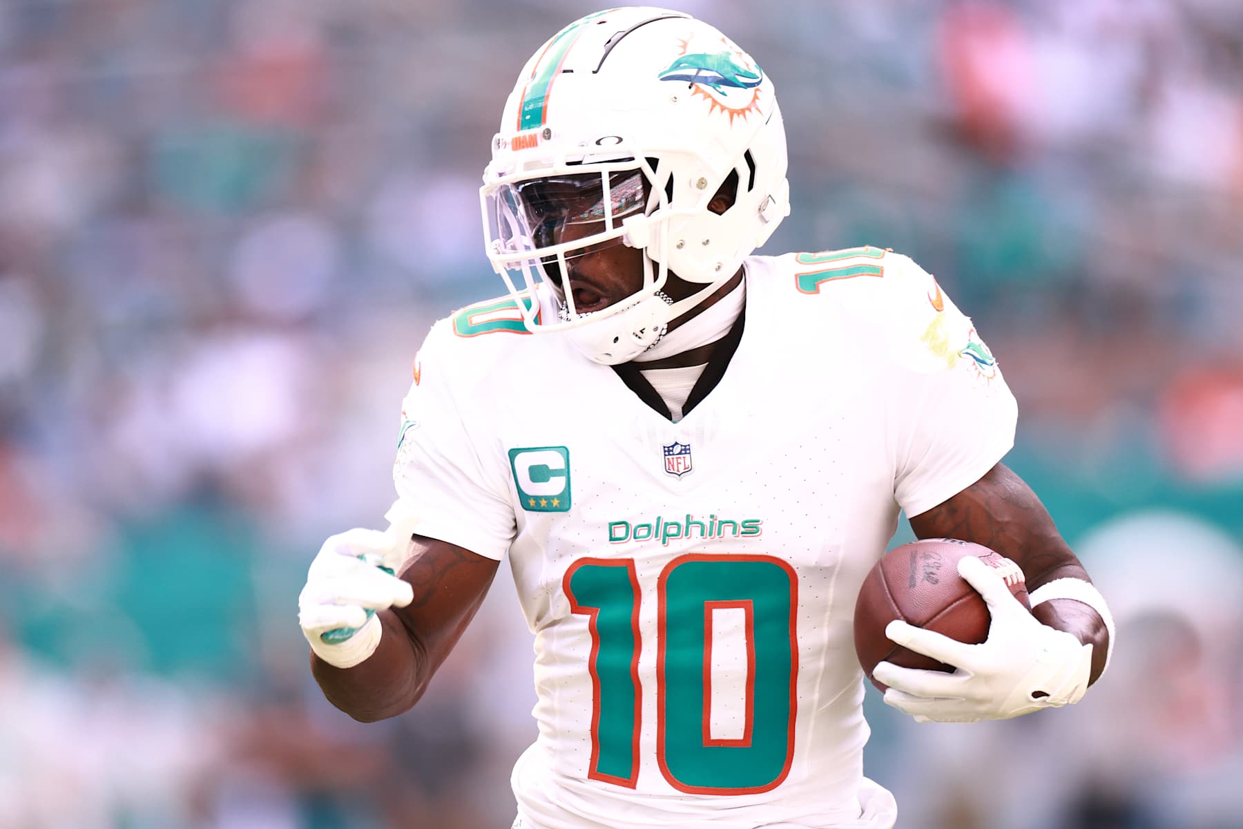 MIAMI GARDENS, FLORIDA - DECEMBER 08: Tyreek Hill #10 of the Miami Dolphins runs the ball up the field in the first quarter of a game against the New York Jets at Hard Rock Stadium on December 08, 2024 in Miami Gardens, Florida. (Photo by Carmen Mandato/Getty Images)