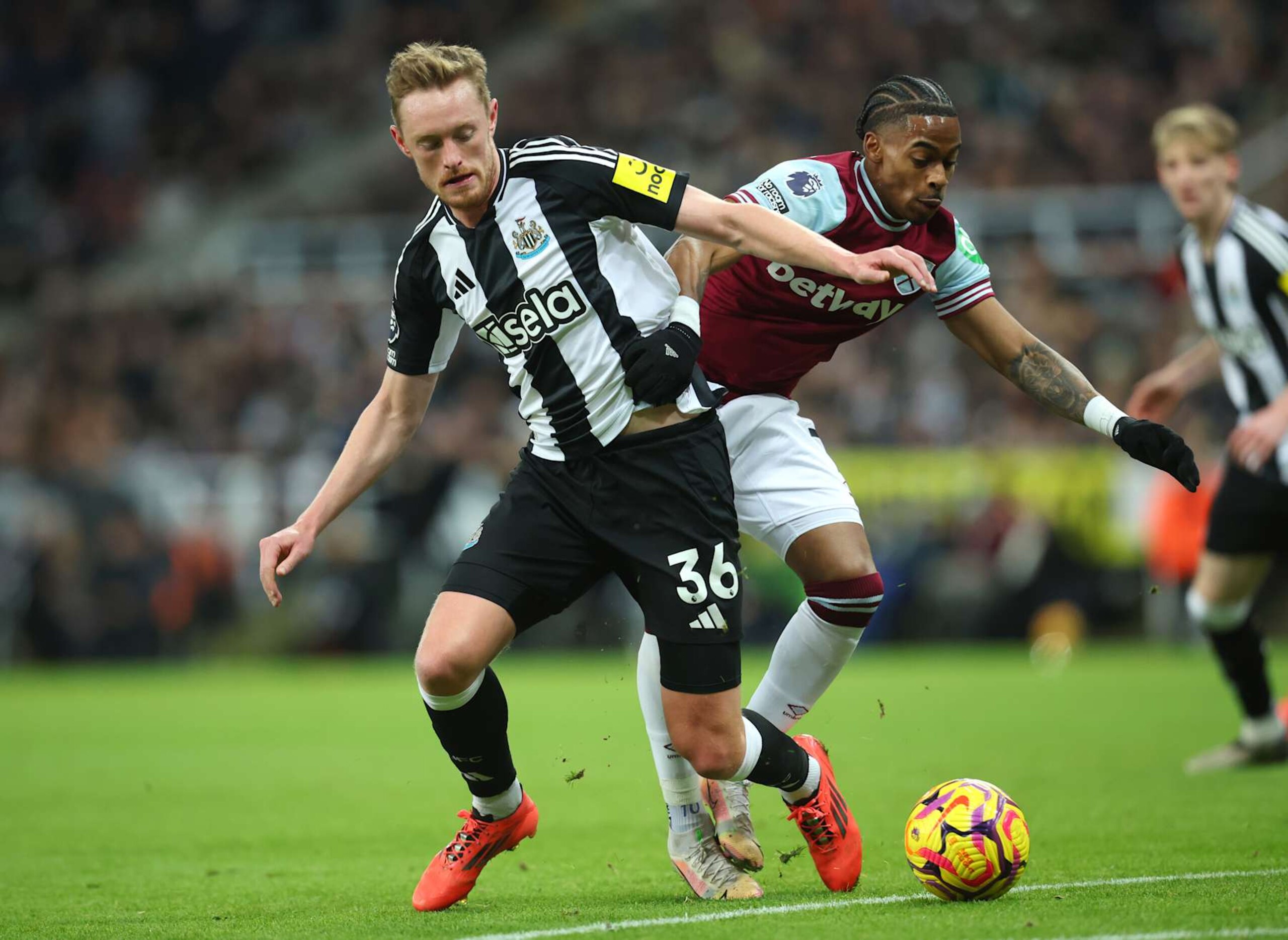 NEWCASTLE UPON TYNE, ENGLAND - NOVEMBER 25: Sean Longstaff of Newcastle United and Crysencio Summerville of West Ham United challenge during the Premier League match between Newcastle United FC and West Ham United FC at St James' Park on November 25, 2024 in Newcastle upon Tyne, England. (Photo by Ed Sykes/Sportsphoto/Allstar via Getty Images)