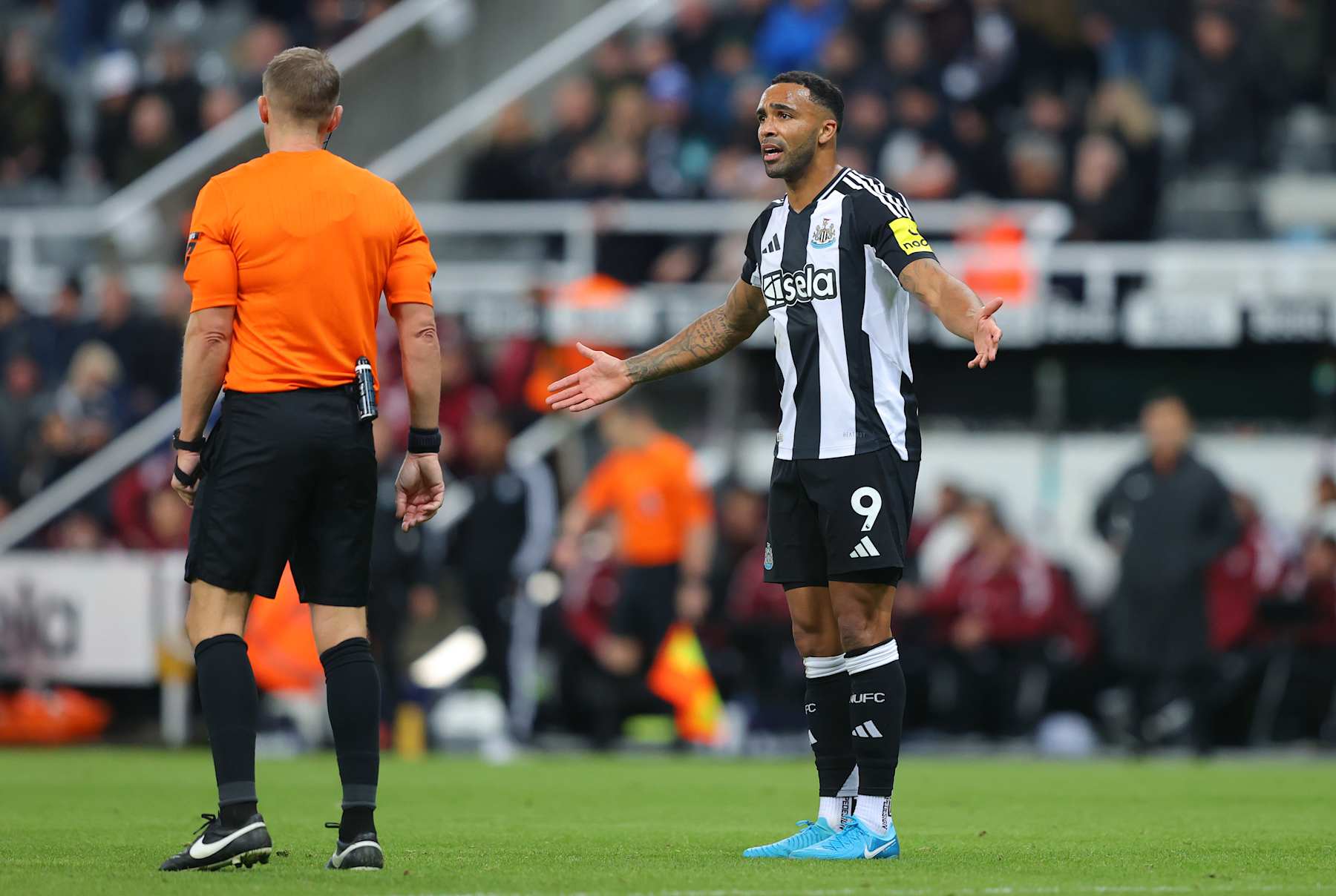 NEWCASTLE UPON TYNE, ENGLAND - NOVEMBER 25: Callum Wilson of Newcastle United talks to referee Craig Pawson after the Premier League match between Newcastle United FC and West Ham United FC at St James' Park on November 25, 2024 in Newcastle upon Tyne, England. (Photo by James Gill - Danehouse/Getty Images)