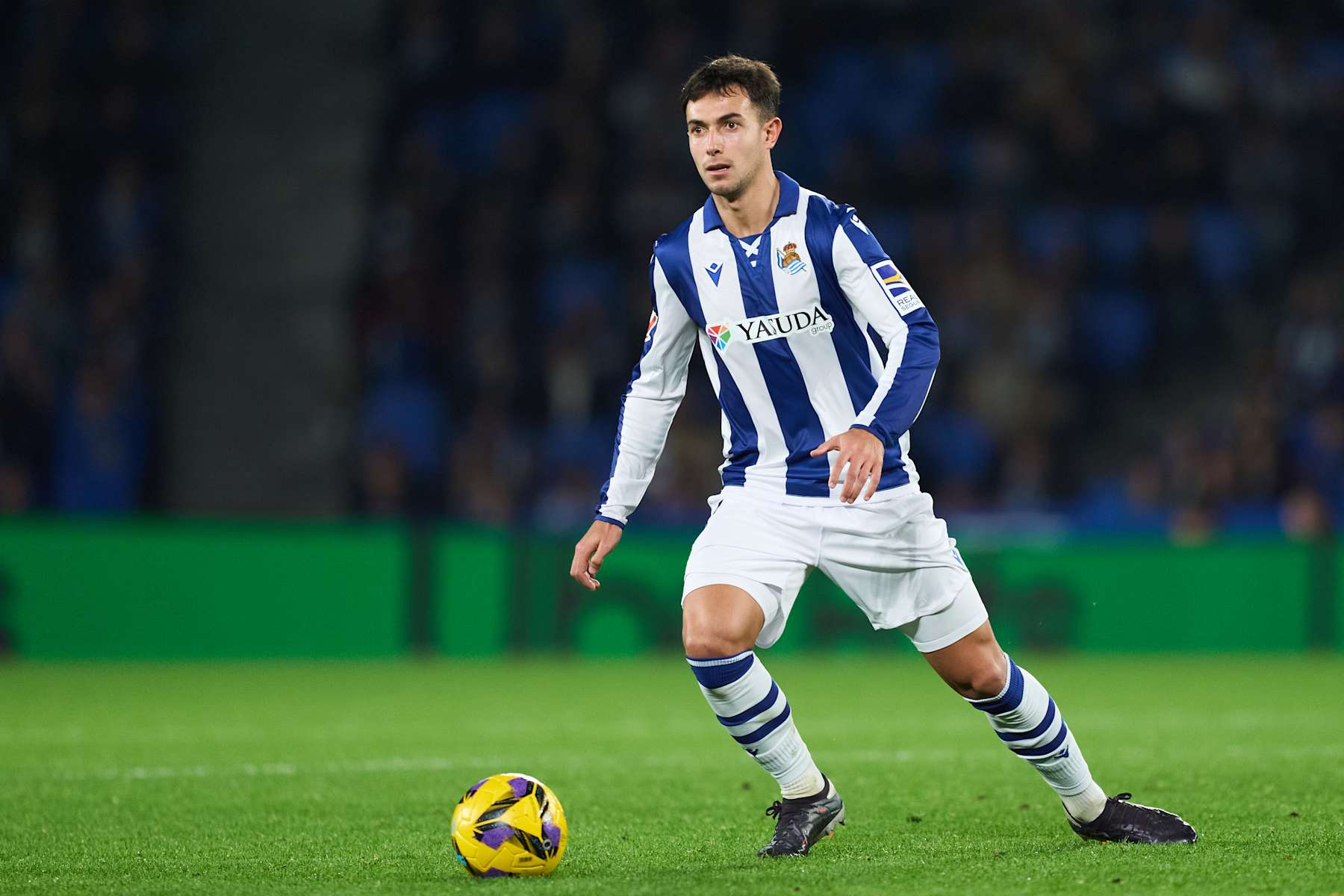SAN SEBASTIAN, SPAIN - DECEMBER 01: Martin Zubimendi of Real Sociedad in action during the LaLiga match between Real Sociedad and Real Betis Balompie at Reale Arena on December 01, 2024 in San Sebastian, Spain. (Photo by Juan Manuel Serrano Arce/Getty Images)
