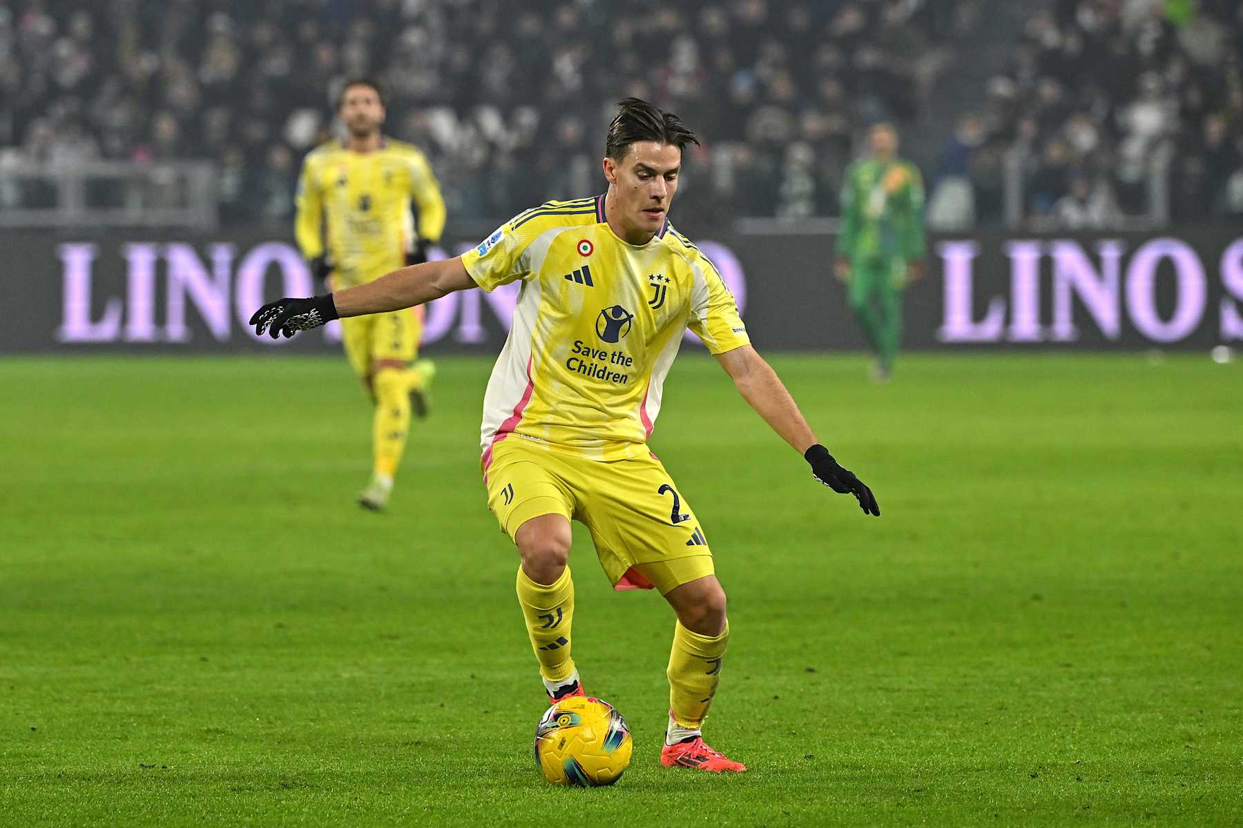 TURIN, ITALY - DECEMBER 07: Nicolo Fagioli of Juventus controls the ball during the Serie A match between Juventus and Bologna at Allianz Stadium on December 07, 2024 in Turin, Italy. (Photo by Filippo Alfero - Juventus FC/Juventus FC via Getty Images)