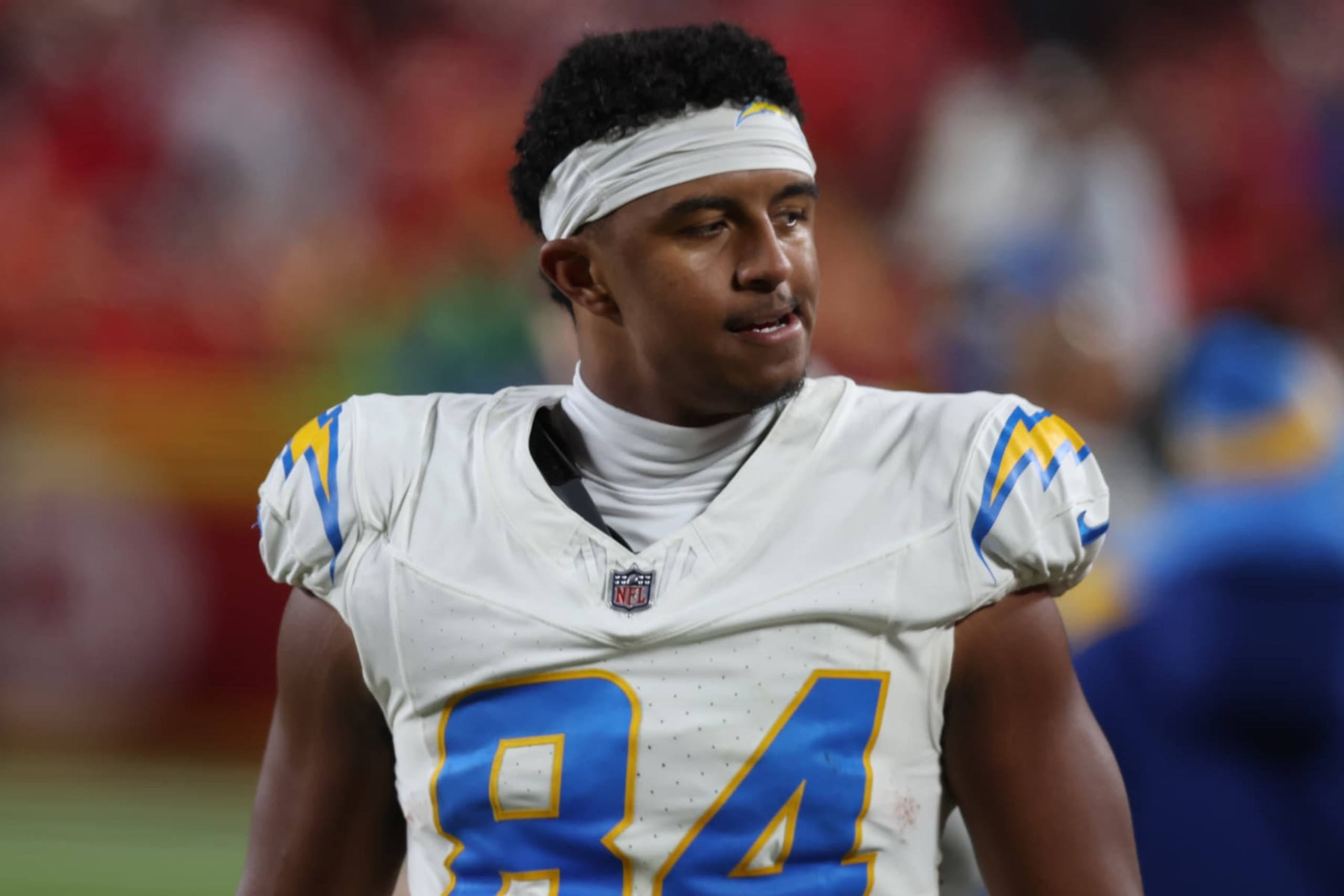 KANSAS CITY, MO - DECEMBER 08: Los Angeles Chargers tight end Stone Smartt (84) in the second quarter of an NFL game between the Los Angeles Chargers and Kansas City Chiefs on December 8, 2024 at GEHA Field at Arrowhead Stadium in Kansas City, MO. (Photo by Scott Winters/Icon Sportswire via Getty Images)