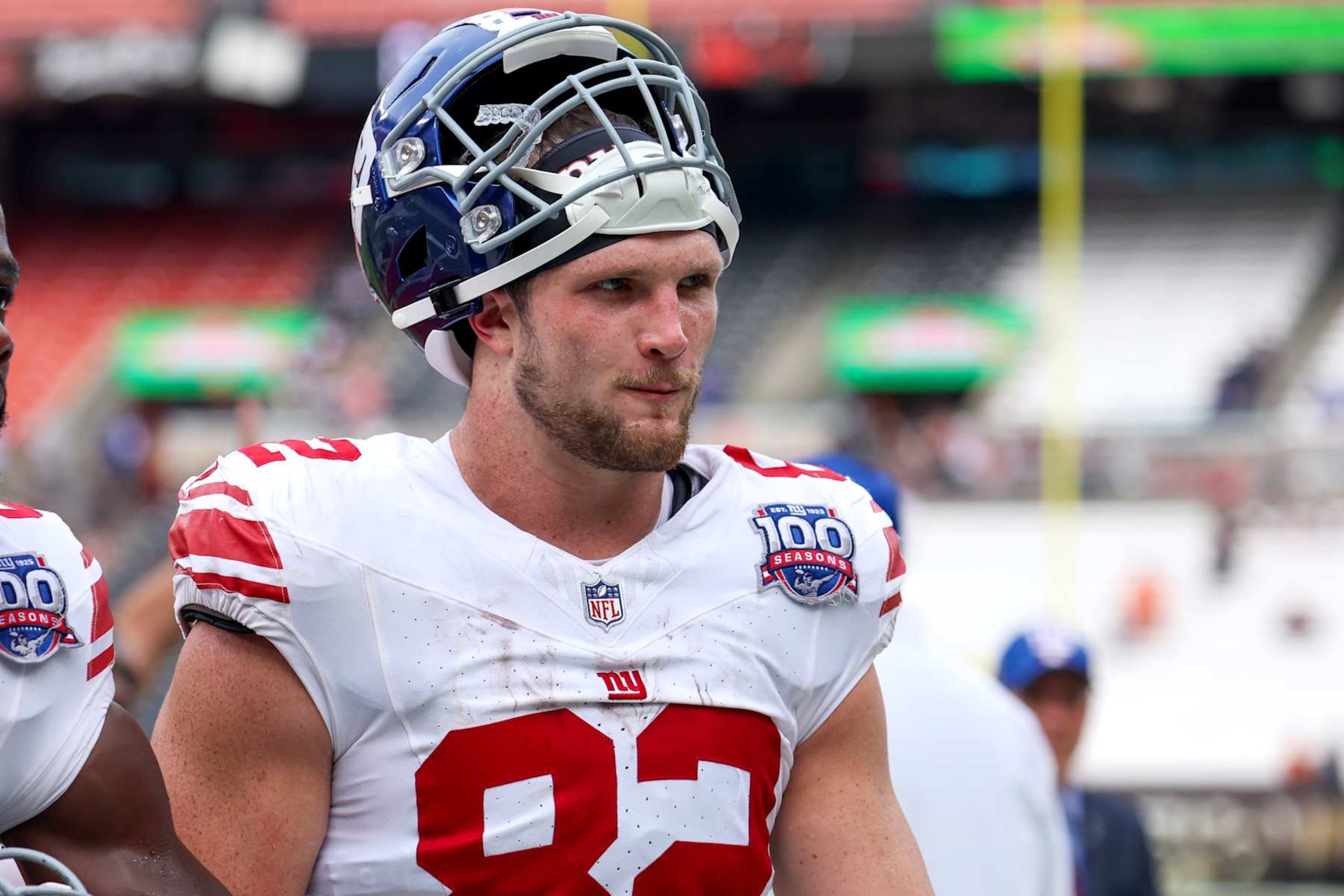 CLEVELAND, OH - SEPTEMBER 22: New York Giants tight end Daniel Bellinger (82) leaves the field following the following the National Football League game between the New York Giants and Cleveland Browns on September 22, 2024, at Huntington Bank Field  in Cleveland, OH. (Photo by Frank Jansky/Icon Sportswire via Getty Images)