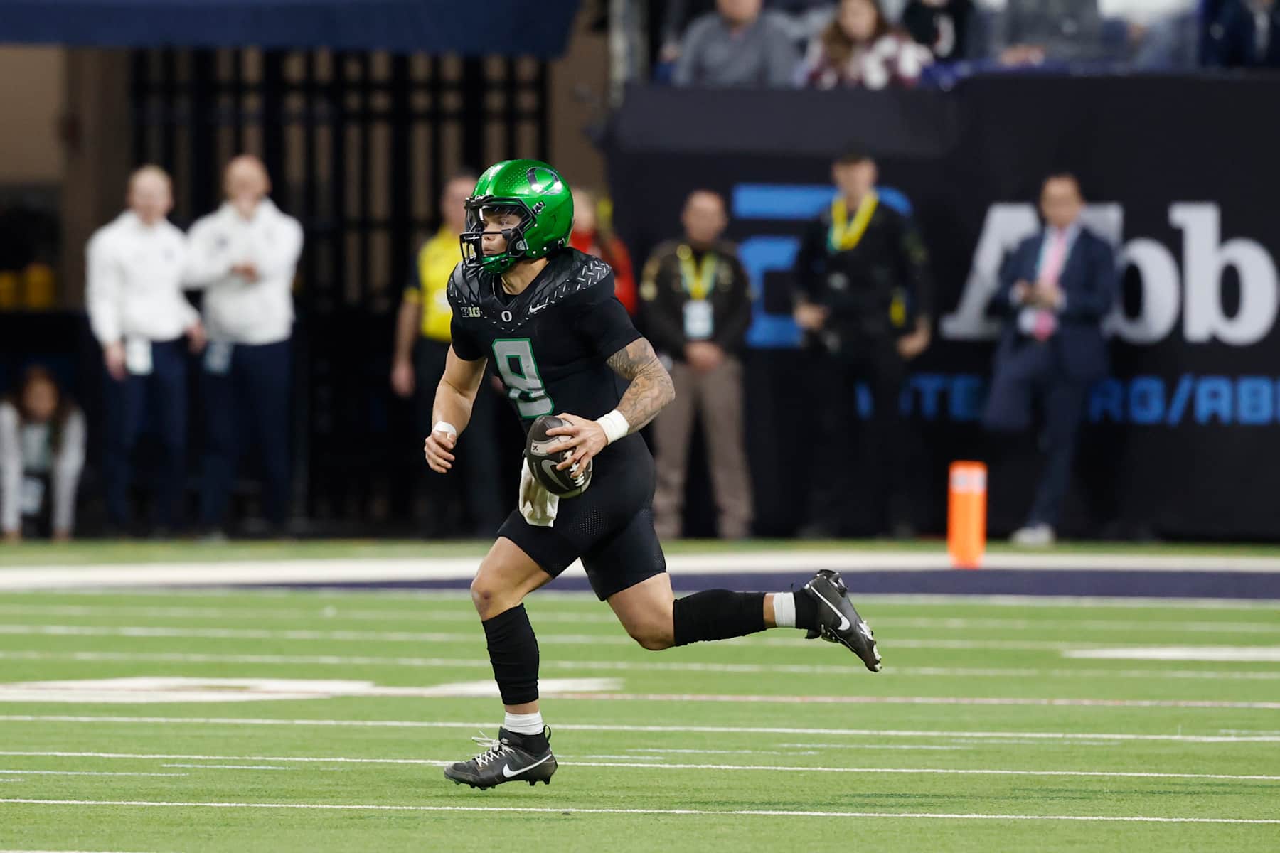 INDIANAPOLIS, IN - DECEMBER 07: Oregon Ducks quarterback Dillon Gabriel (8) runs with the ball during the Big Ten Championship Game against the Penn State Nittany Lions on December 07, 2024 at Lucas Oil Stadium in Indianapolis, Indiana. (Photo by Joe Robbins/Icon Sportswire via Getty Images)