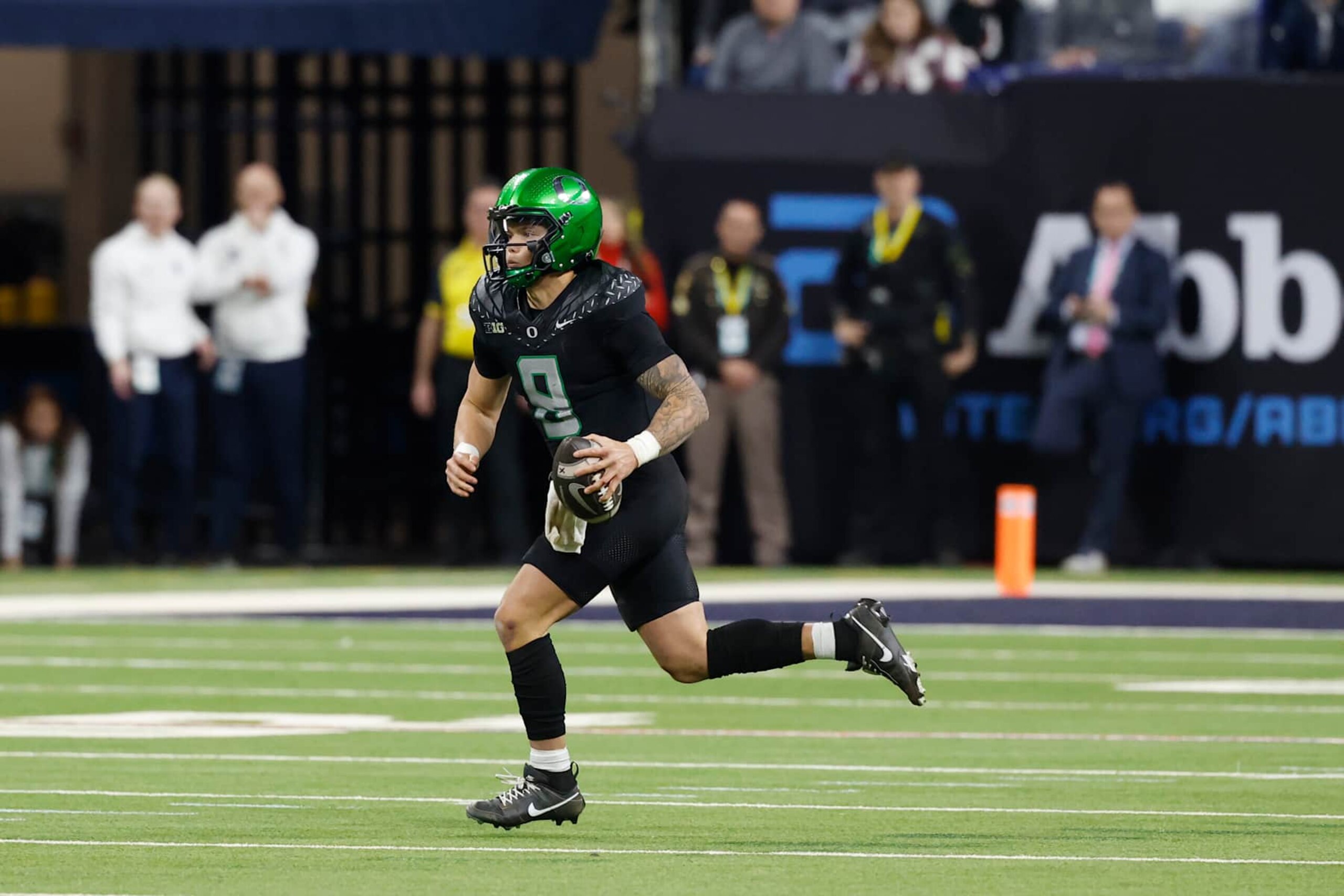 INDIANAPOLIS, IN - DECEMBER 07: Oregon Ducks quarterback Dillon Gabriel (8) runs with the ball during the Big Ten Championship Game against the Penn State Nittany Lions on December 07, 2024 at Lucas Oil Stadium in Indianapolis, Indiana. (Photo by Joe Robbins/Icon Sportswire via Getty Images)