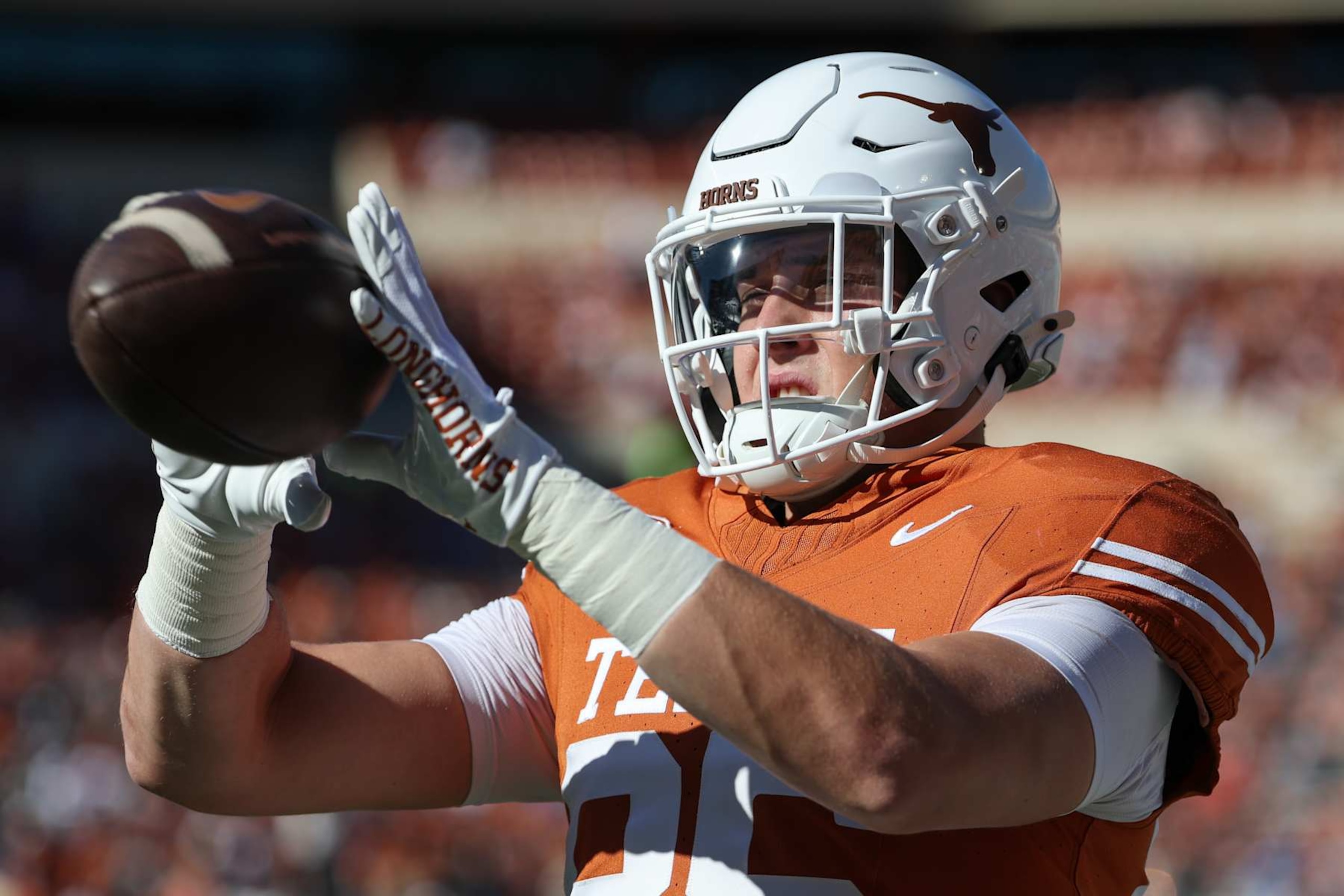 AUSTIN, TX - NOVEMBER 23: Texas Longhorns tight end Gunnar Helm (85) catches a pass as he warms up before the SEC college football game between Texas Longhorns and Kentucky Wildcats on November 23, 2024, at Darrell K Royal - Texas Memorial Stadium in Austin, TX. (Photo by David Buono/Icon Sportswire via Getty Images) AUSTIN, TX - NOVEMBER 23: Texas Longhorns tight end Gunnar Helm (85) catches a pass as he warms up before the SEC college football game between Texas Longhorns and Kentucky Wildcats on November 23, 2024, at Darrell K Royal - Texas Memorial Stadium in Austin, TX. (Photo by David Buono/Icon Sportswire via Getty Images)