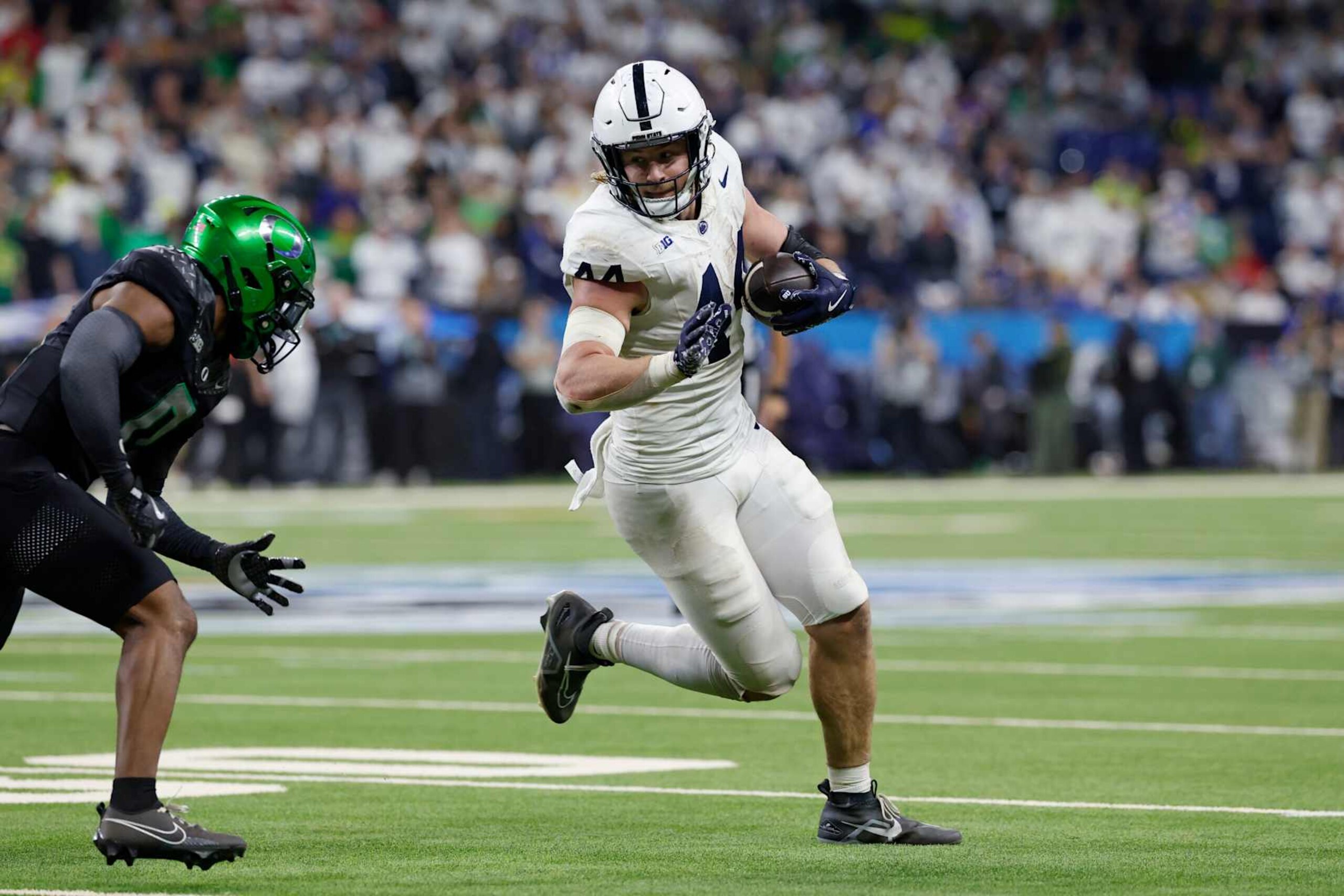 INDIANAPOLIS, IN - DECEMBER 07: Penn State Nittany Lions tight end Tyler Warren (44) runs with the ball after a reception during the Big Ten Championship Game against the Oregon Ducks on December 07, 2024 at Lucas Oil Stadium in Indianapolis, Indiana. (Photo by Joe Robbins/Icon Sportswire via Getty Images)