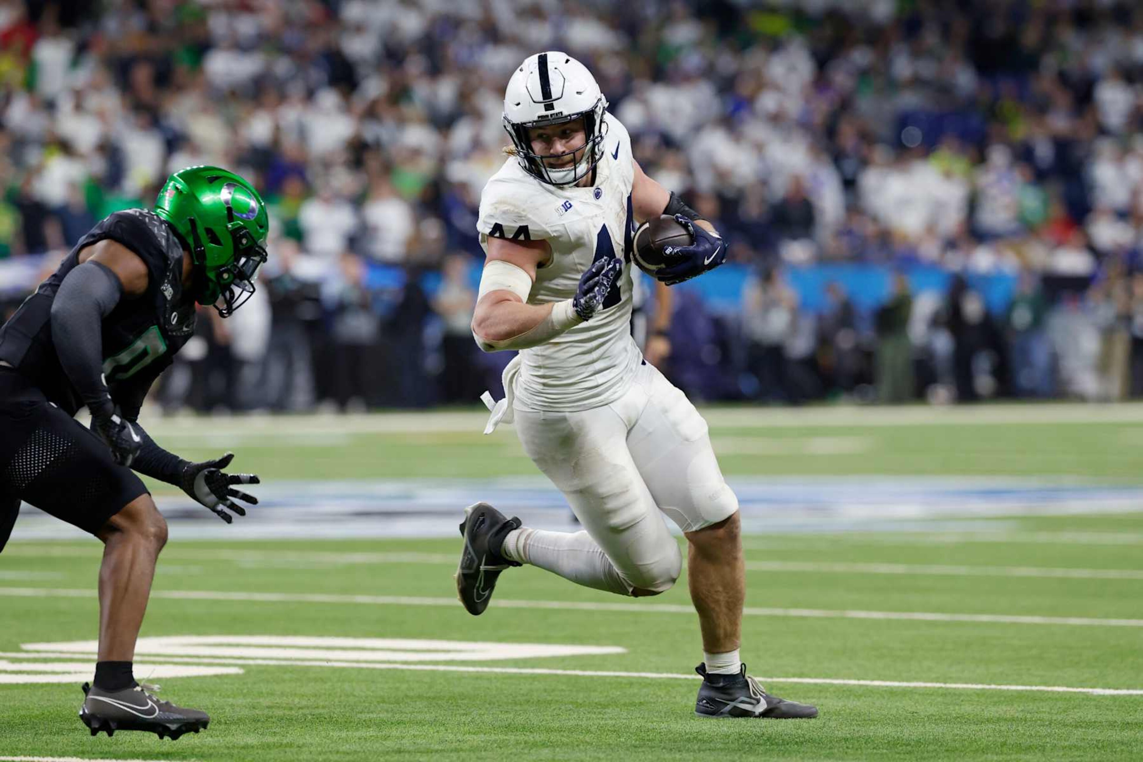 INDIANAPOLIS, IN - DECEMBER 07: Penn State Nittany Lions tight end Tyler Warren (44) runs with the ball after a reception during the Big Ten Championship Game against the Oregon Ducks on December 07, 2024 at Lucas Oil Stadium in Indianapolis, Indiana. (Photo by Joe Robbins/Icon Sportswire via Getty Images)