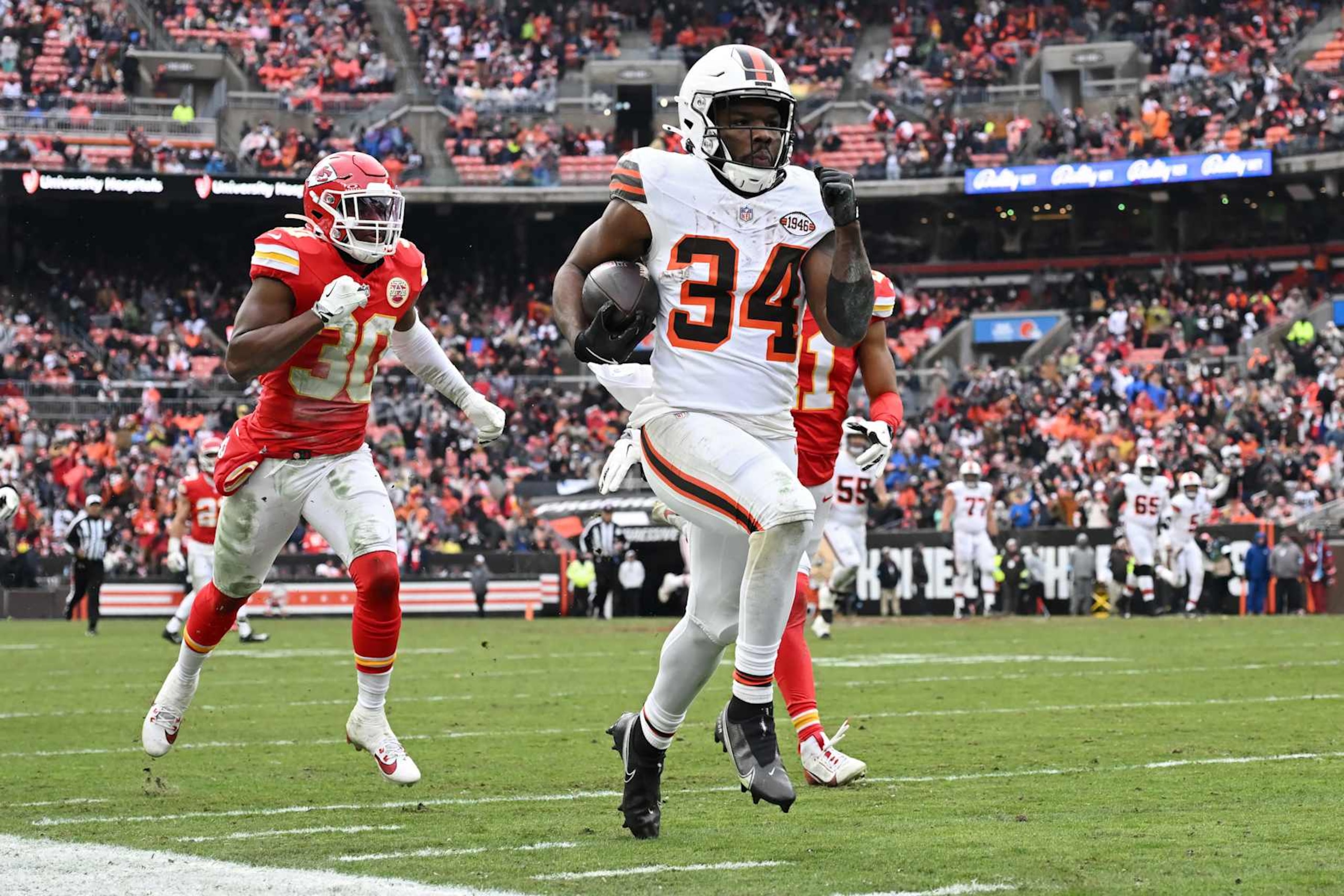 CLEVELAND, OHIO - DECEMBER 15: Jerome Ford #34 of the Cleveland Browns carries the ball for a touchdown against the Kansas City Chiefs during the third quarter at Huntington Bank Field on December 15, 2024 in Cleveland, Ohio. (Photo by Nick Cammett/Getty Images) CLEVELAND, OHIO - DECEMBER 15: Jerome Ford #34 of the Cleveland Browns carries the ball for a touchdown against the Kansas City Chiefs during the third quarter at Huntington Bank Field on December 15, 2024 in Cleveland, Ohio. (Photo by Nick Cammett/Getty Images)
