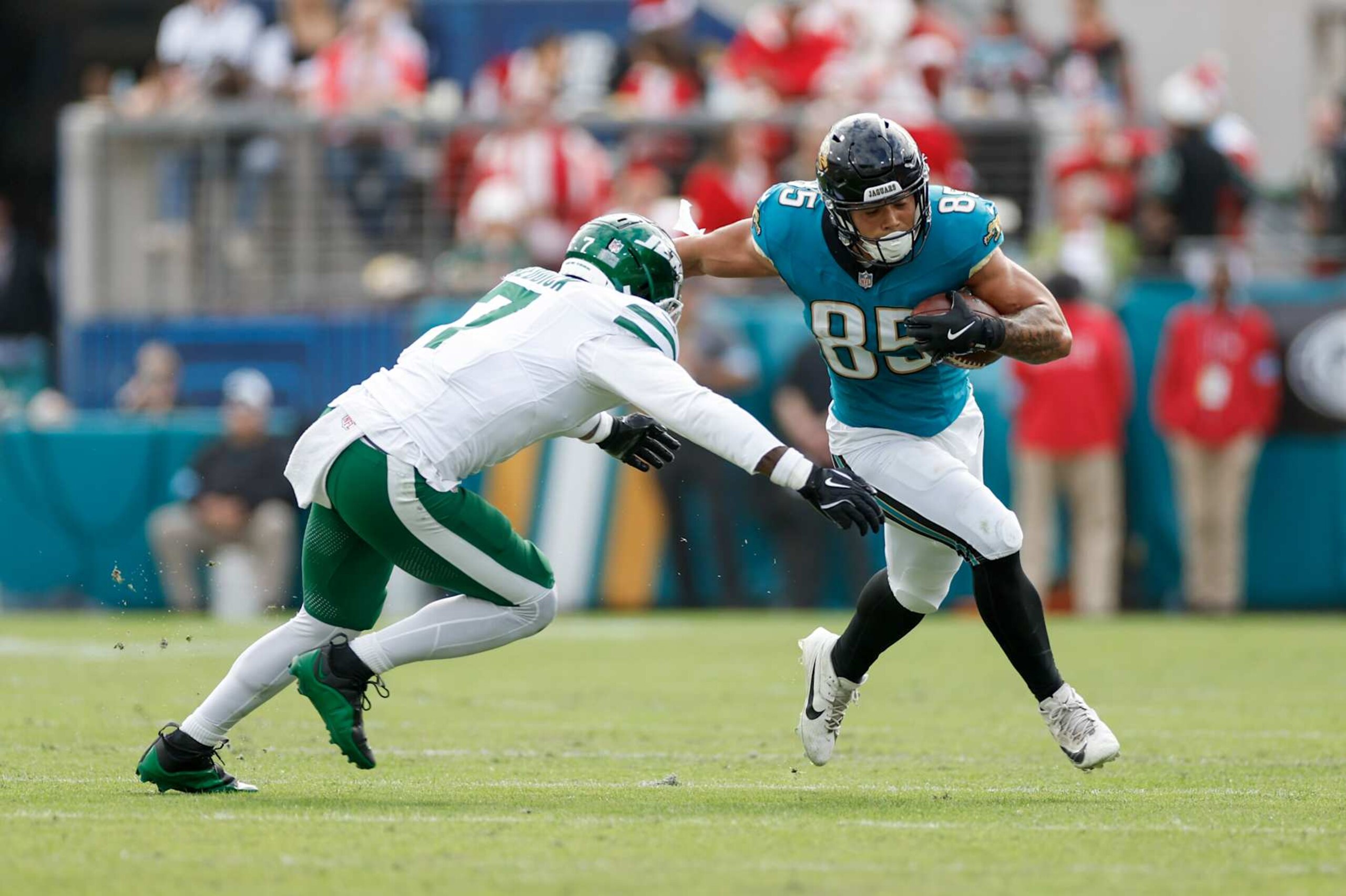 JACKSONVILLE, FL - DECEMBER 15: Jacksonville Jaguars tight end Brenton Strange (85) runs with the ball after a catch during the game between the Jacksonville Jaguars and the New York Jets on December 15, 2024 at EverBank Stadium in Jacksonville, Fl. (Photo by David Rosenblum/Icon Sportswire via Getty Images) JACKSONVILLE, FL - DECEMBER 15: Jacksonville Jaguars tight end Brenton Strange (85) runs with the ball after a catch during the game between the Jacksonville Jaguars and the New York Jets on December 15, 2024 at EverBank Stadium in Jacksonville, Fl. (Photo by David Rosenblum/Icon Sportswire via Getty Images)