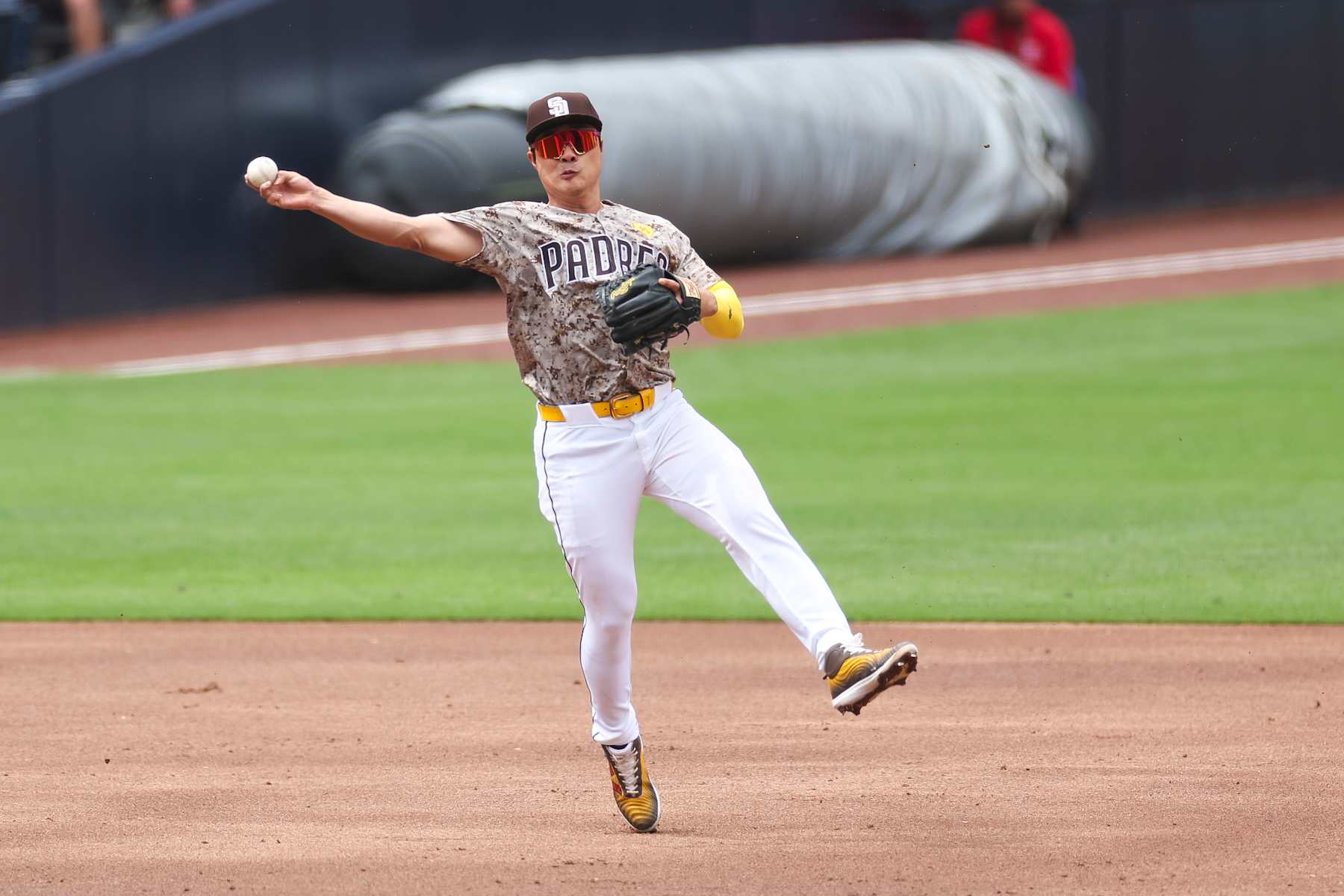 SAN DIEGO, CALIFORNIA - MARCH 31: Ha-Seong Kim #7 of the San Diego Padres fields a ground out in the second inning during a game against the San Francisco Giants at PETCO Park on March 31, 2024 in San Diego, California. (Photo by Brandon Sloter/Getty Images)