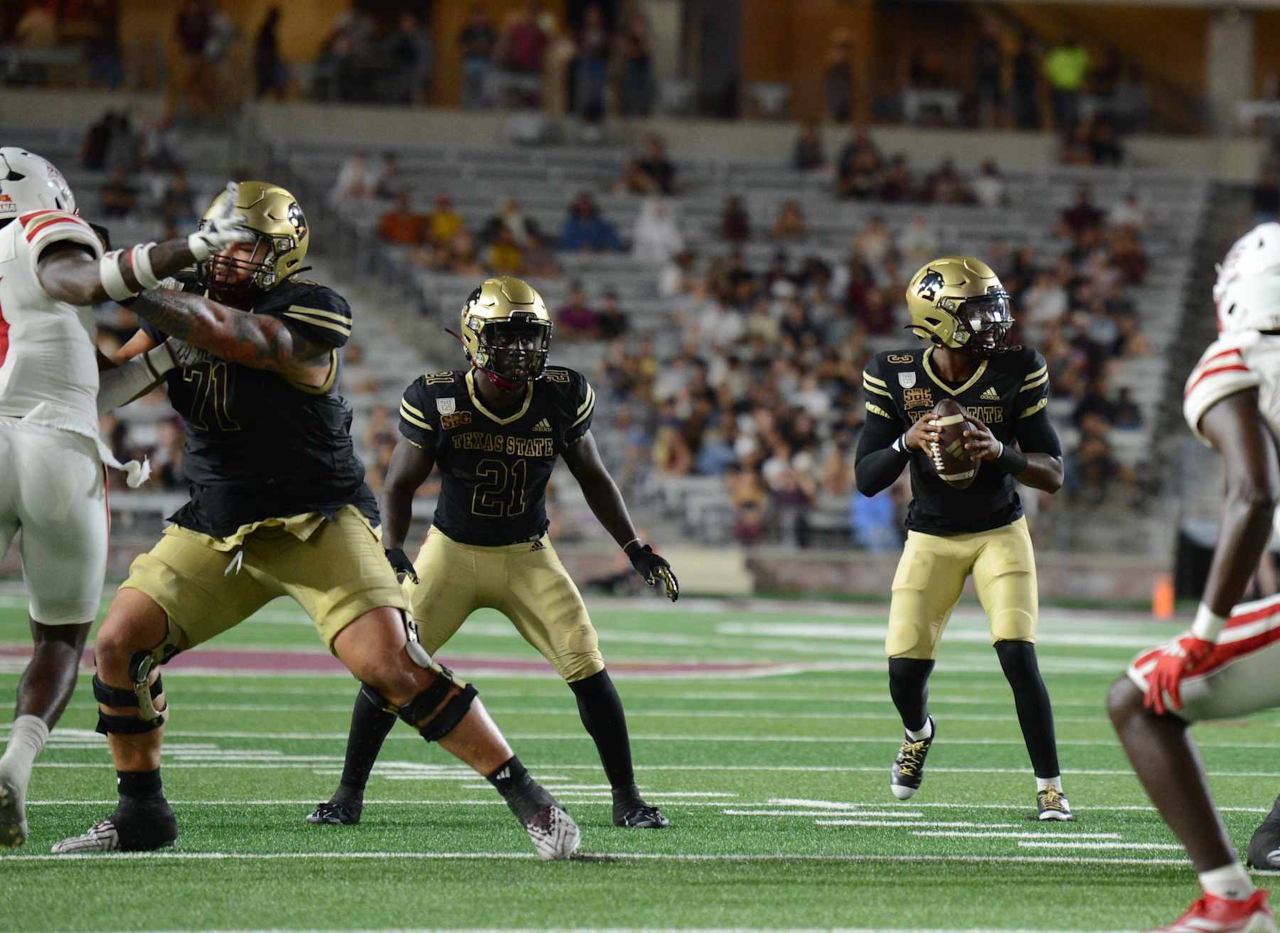 SAN MARCOS, TX - OCTOBER 29: Texas State Bobcats players Ismail Mahdi (21) and Jordan McCloud drop back on a pass play during game featuring the Louisiana Ragin' Cajuns and the Texas State Bobcats on October 29, 2024 at UFCU Stadium in San Marcos, TX. (Photo by John Rivera/Icon Sportswire via Getty Images)