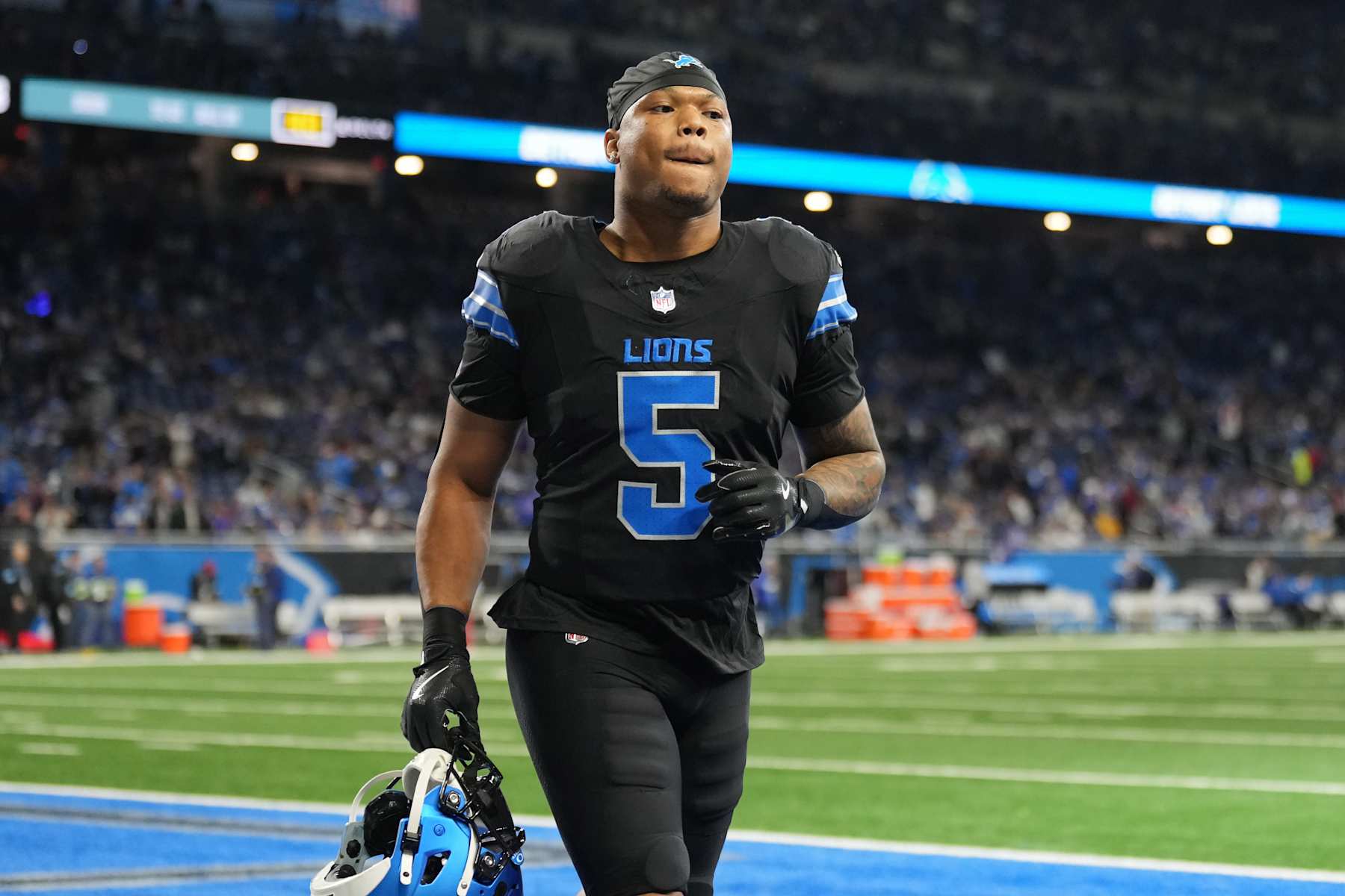 DETROIT, MICHIGAN - DECEMBER 15: David Montgomery #5 of the Detroit Lions jogs across the field before the game against the Buffalo Bills at Ford Field on December 15, 2024 in Detroit, Michigan. (Photo by Nic Antaya/Getty Images)