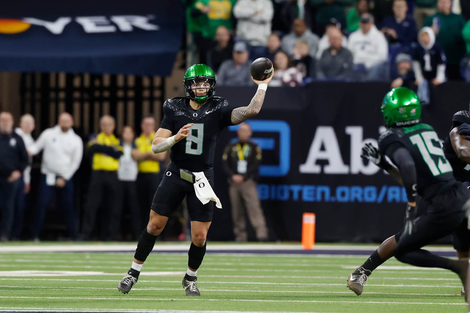 INDIANAPOLIS, IN - DECEMBER 07: Oregon Ducks quarterback Dillon Gabriel (8) passes the ball during the Big Ten Championship Game against the Penn State Nittany Lions on December 07, 2024 at Lucas Oil Stadium in Indianapolis, Indiana. (Photo by Joe Robbins/Icon Sportswire via Getty Images)