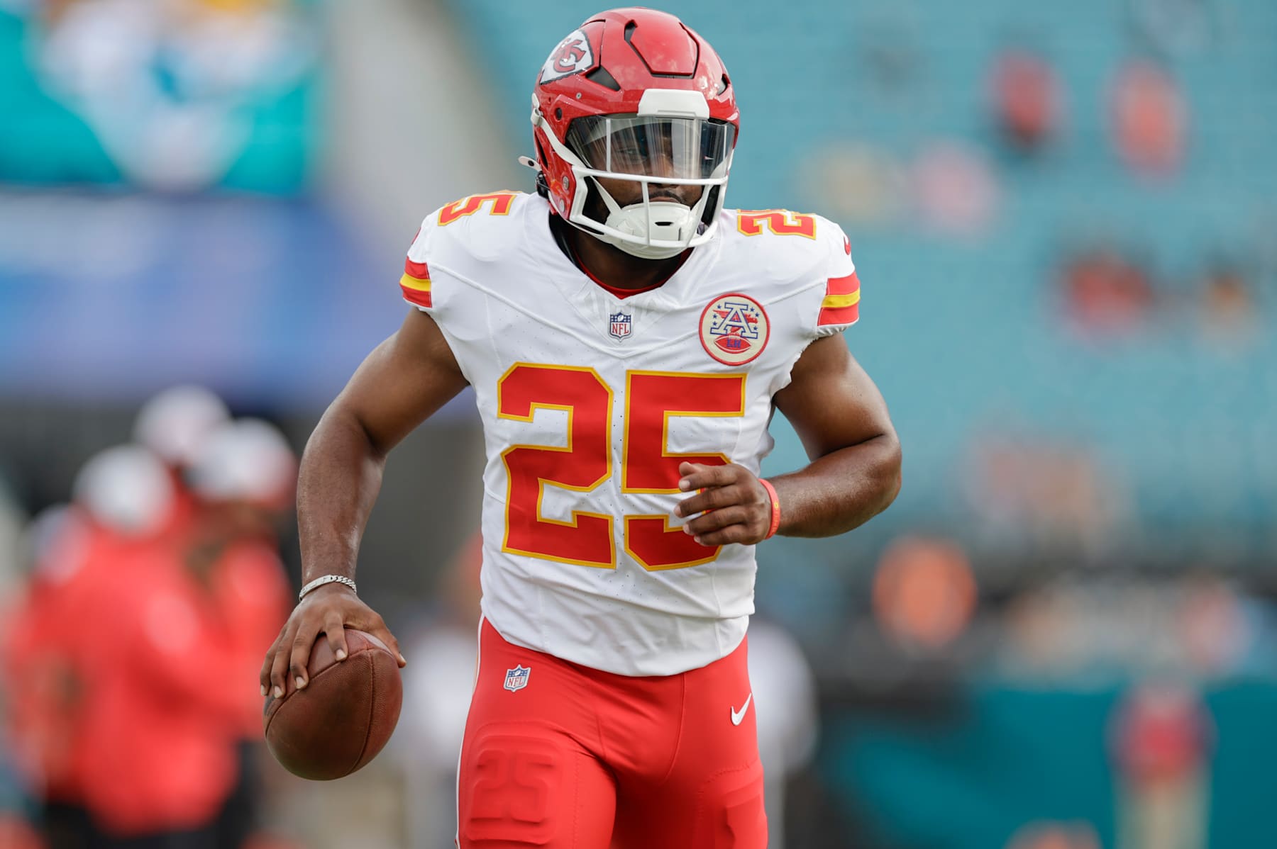 JACKSONVILLE, FL - AUGUST 10: Kansas City Chiefs running back Clyde Edwards-Helaire (25) warms up before the game between the Kansas City Chiefs and the Jacksonville Jaguars on August 10, 2024 at EverBank Stadium in Jacksonville, Fl. (Photo by David Rosenblum/Icon Sportswire via Getty Images)