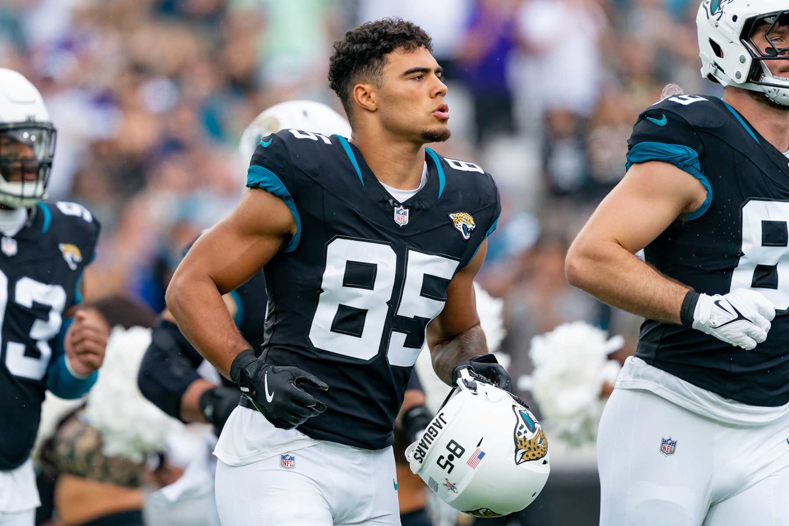 JACKSONVILLE, FL - NOVEMBER 10: Jacksonville Jaguars tight end Brenton Strange (85) jogs onto the field before an NFL game between the Minnesota Vikings and the Jacksonville Jaguars on November 10th, 2024 at EverBank Stadium in Jacksonville, FL.(Photo by Chris Leduc/Icon Sportswire via Getty Images) JACKSONVILLE, FL - NOVEMBER 10: Jacksonville Jaguars tight end Brenton Strange (85) jogs onto the field before an NFL game between the Minnesota Vikings and the Jacksonville Jaguars on November 10th, 2024 at EverBank Stadium in Jacksonville, FL.(Photo by Chris Leduc/Icon Sportswire via Getty Images)