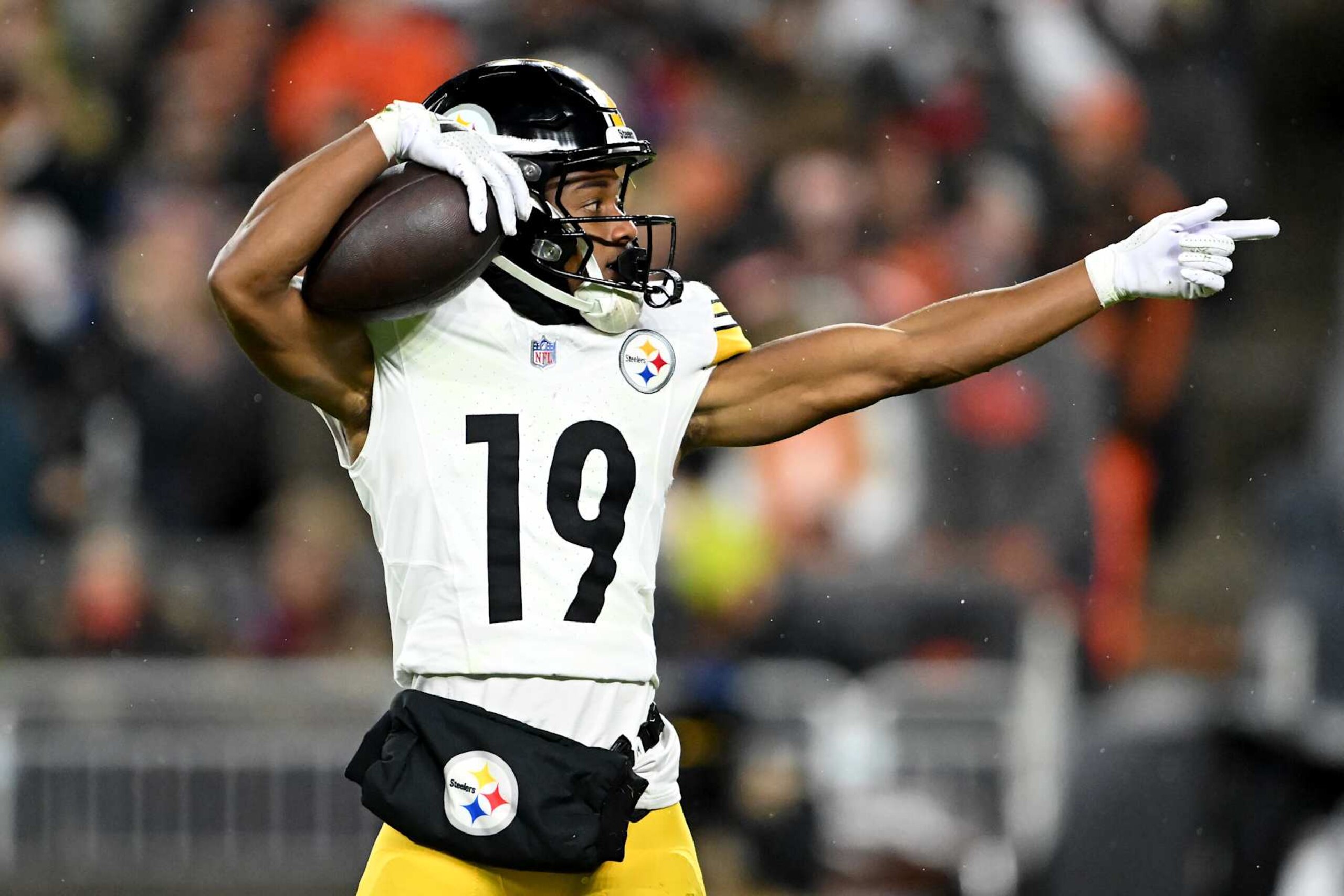 CLEVELAND, OHIO - NOVEMBER 21: Calvin Austin III #19 of the Pittsburgh Steelers celebrates a first down against the Cleveland Browns during the second quarter in the game at Huntington Bank Field on November 21, 2024 in Cleveland, Ohio. (Photo by Nick Cammett/Getty Images) CLEVELAND, OHIO - NOVEMBER 21: Calvin Austin III #19 of the Pittsburgh Steelers celebrates a first down against the Cleveland Browns during the second quarter in the game at Huntington Bank Field on November 21, 2024 in Cleveland, Ohio. (Photo by Nick Cammett/Getty Images)