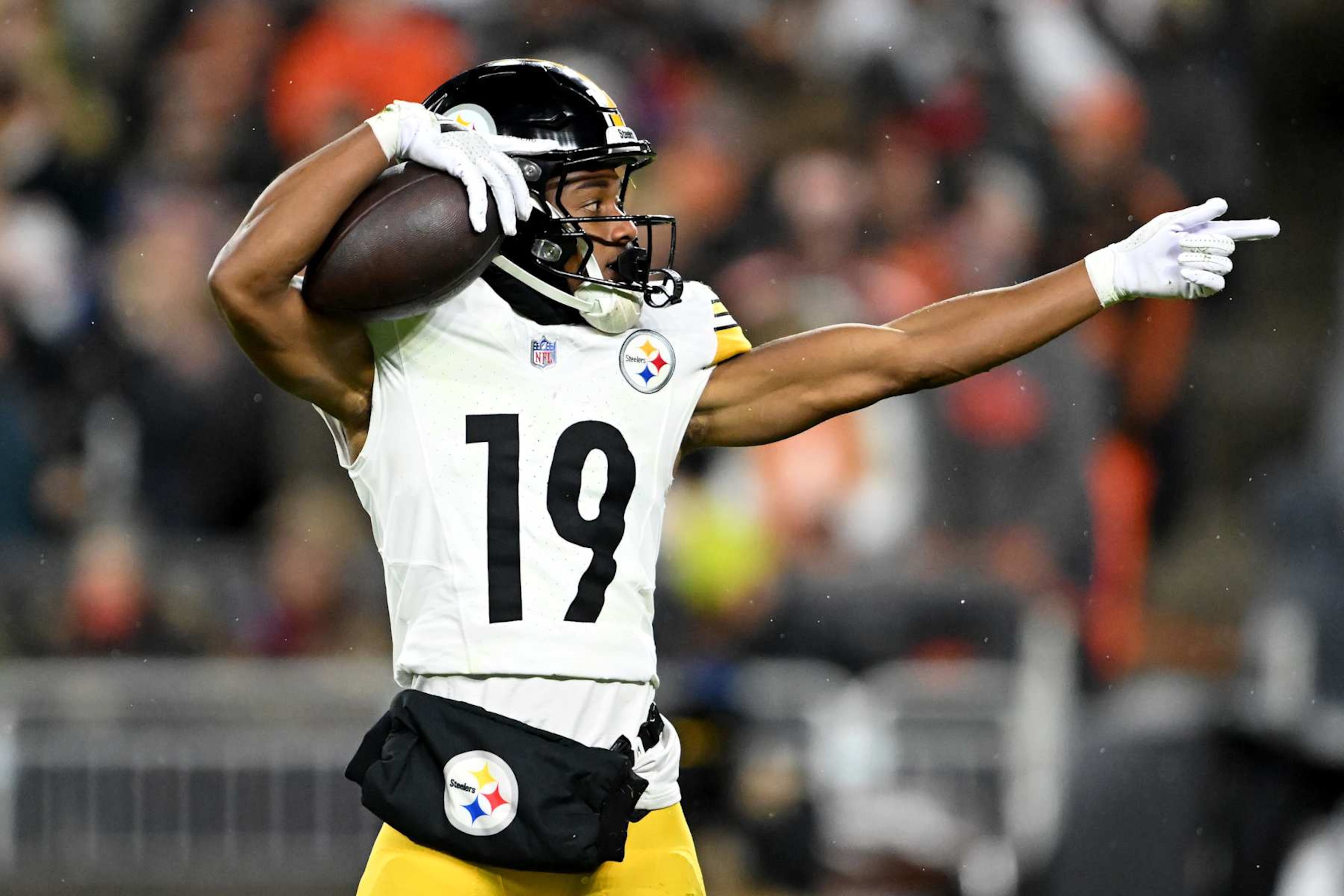 CLEVELAND, OHIO - NOVEMBER 21: Calvin Austin III #19 of the Pittsburgh Steelers celebrates a first down against the Cleveland Browns during the second quarter in the game at Huntington Bank Field on November 21, 2024 in Cleveland, Ohio. (Photo by Nick Cammett/Getty Images) CLEVELAND, OHIO - NOVEMBER 21: Calvin Austin III #19 of the Pittsburgh Steelers celebrates a first down against the Cleveland Browns during the second quarter in the game at Huntington Bank Field on November 21, 2024 in Cleveland, Ohio. (Photo by Nick Cammett/Getty Images)