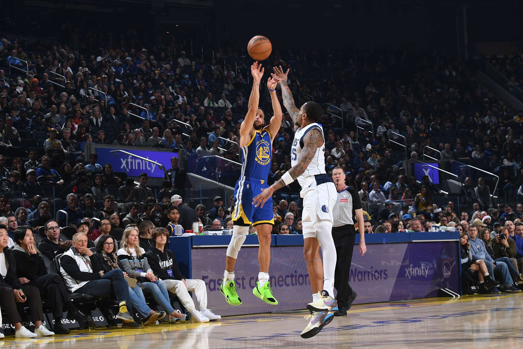 SAN FRANCISCO, CA - DECEMBER 15: Stephen Curry #30 of the Golden State Warriors shoots a three point basket during the game against the Dallas Mavericks on December 15, 2024 at Chase Center in San Francisco, California. NOTE TO USER: User expressly acknowledges and agrees that, by downloading and or using this photograph, user is consenting to the terms and conditions of Getty Images License Agreement. Mandatory Copyright Notice: Copyright 2024 NBAE (Photo by Noah Graham/NBAE via Getty Images)