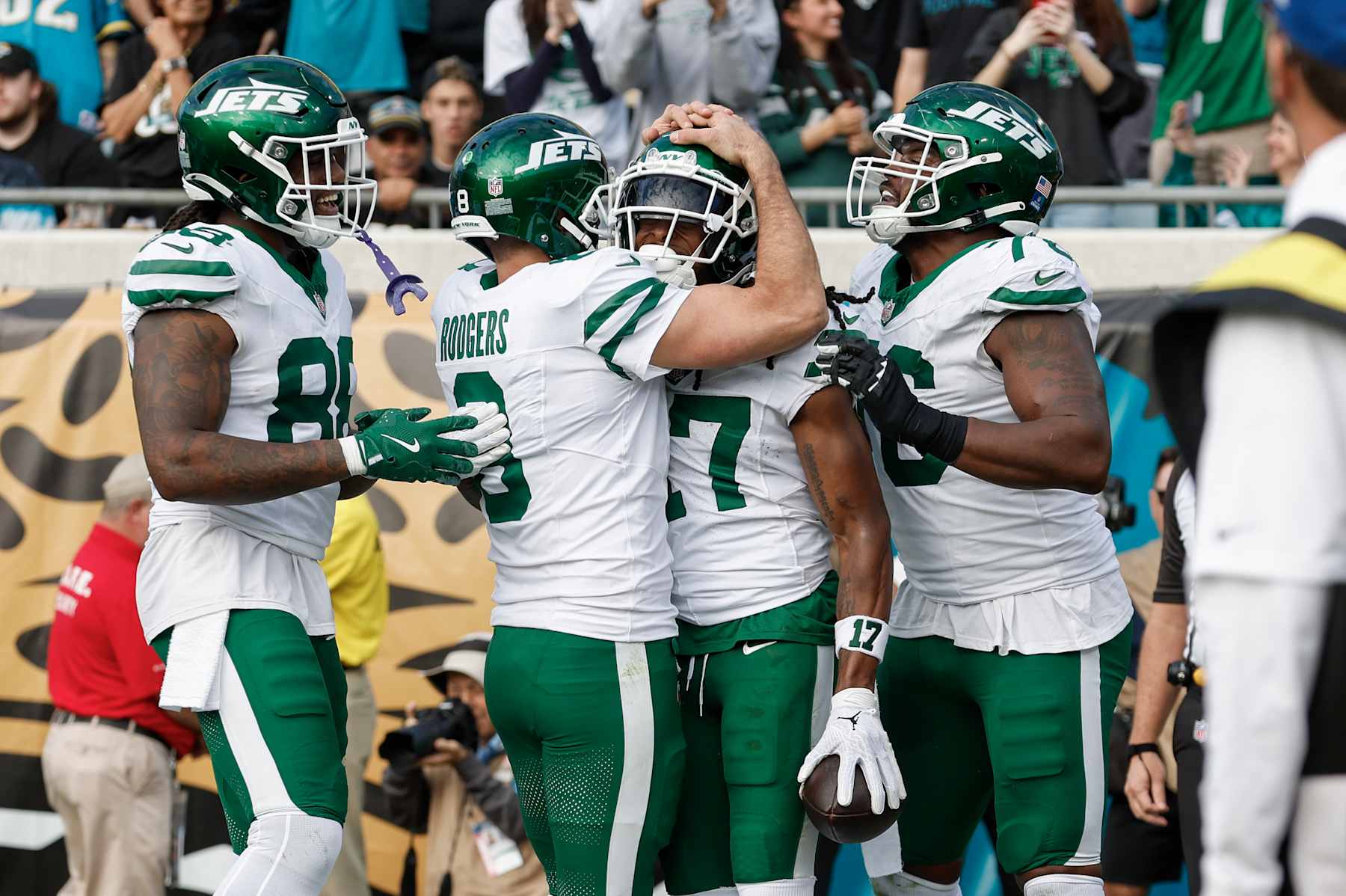 JACKSONVILLE, FL - DECEMBER 15: New York Jets wide receiver Davante Adams (17) celebrates a touchdown with New York Jets quarterback Aaron Rodgers (8) during the game between the Jacksonville Jaguars and the New York Jets on December 15, 2024 at EverBank Stadium in Jacksonville, Fl. (Photo by David Rosenblum/Icon Sportswire via Getty Images)