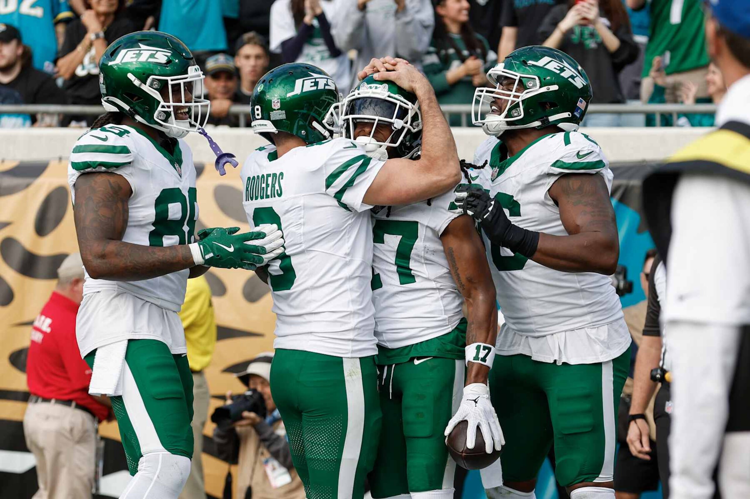 JACKSONVILLE, FL - DECEMBER 15: New York Jets wide receiver Davante Adams (17) celebrates a touchdown with New York Jets quarterback Aaron Rodgers (8) during the game between the Jacksonville Jaguars and the New York Jets on December 15, 2024 at EverBank Stadium in Jacksonville, Fl. (Photo by David Rosenblum/Icon Sportswire via Getty Images)