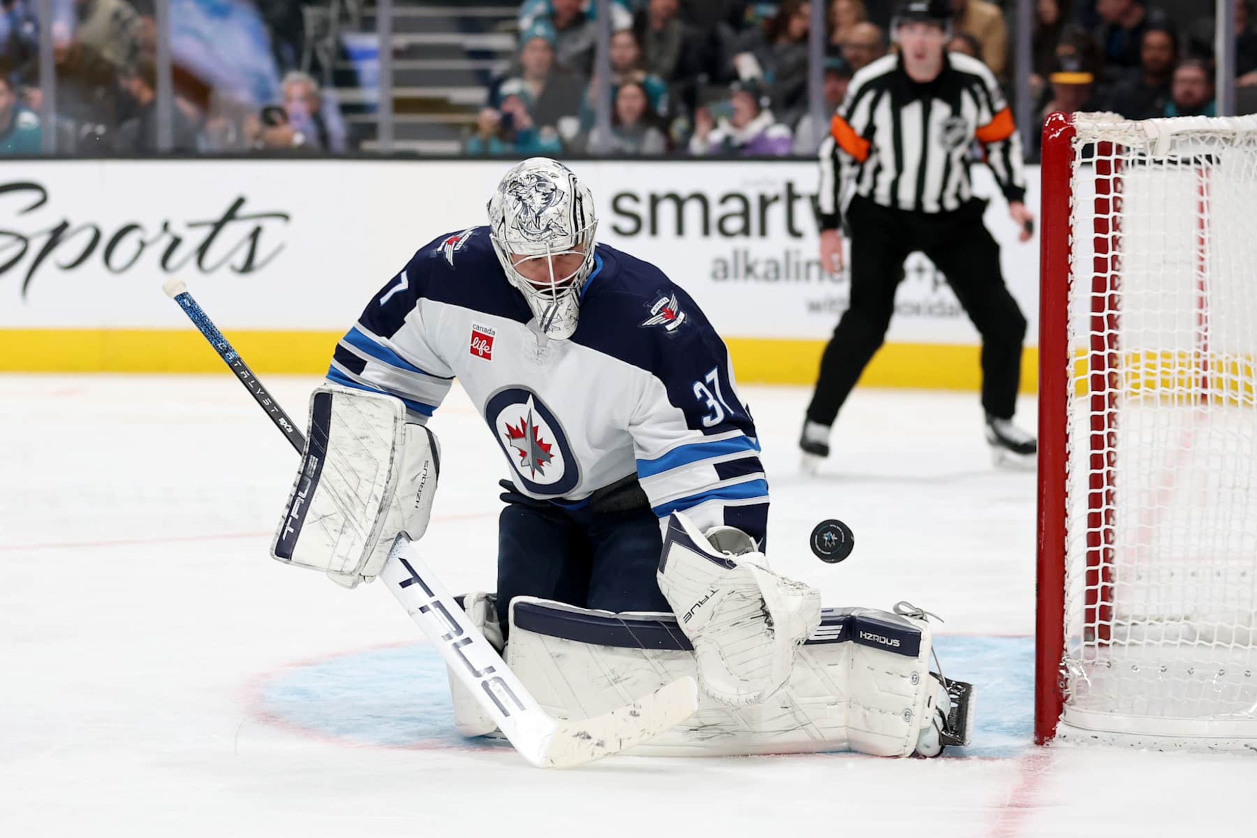 SAN JOSE, CALIFORNIA - DECEMBER 17: Connor Hellebuyck #37 of the Winnipeg Jets makes a save against the San Jose Sharks in the second period at SAP Center on December 17, 2024 in San Jose, California. (Photo by Ezra Shaw/Getty Images)