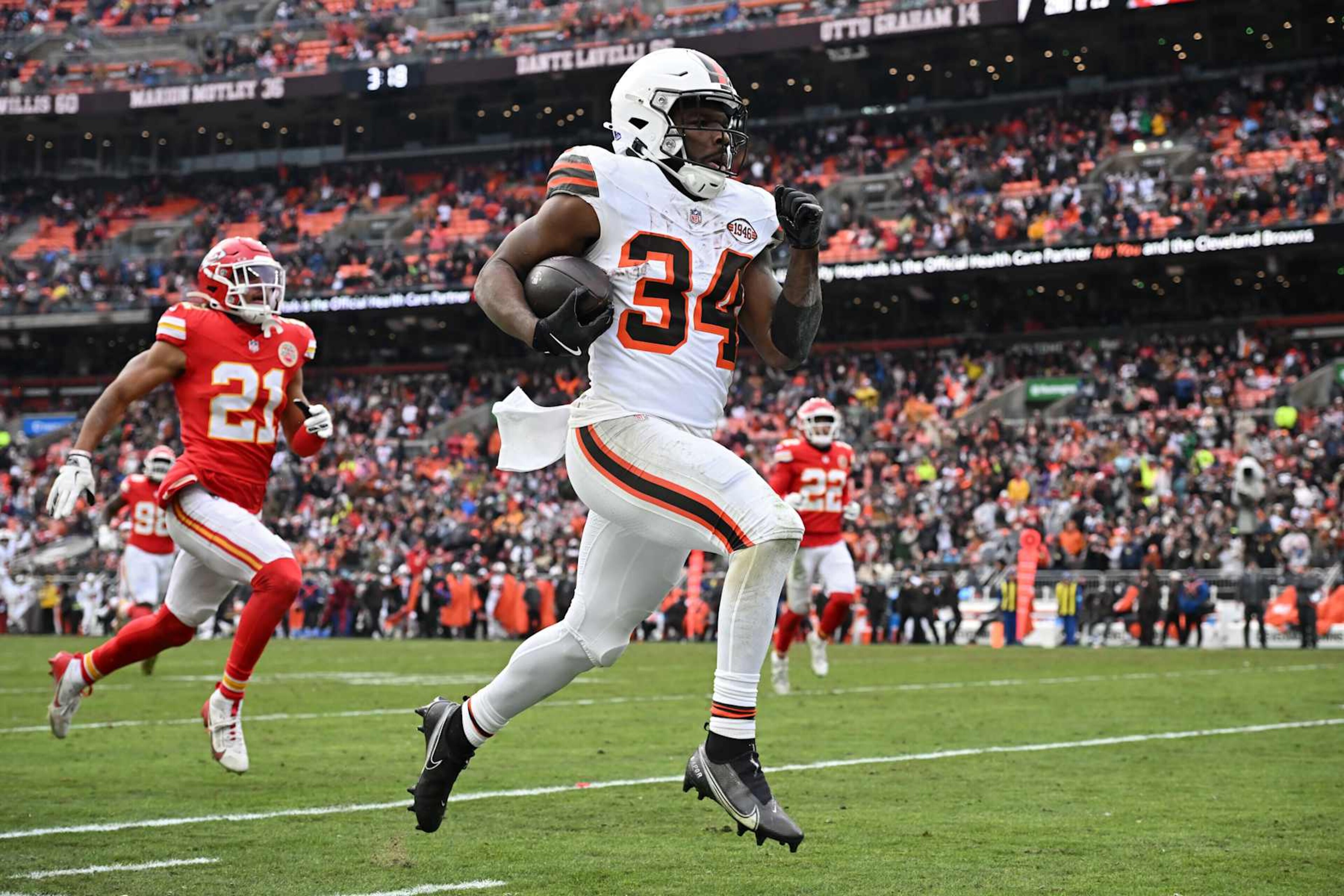 CLEVELAND, OHIO - DECEMBER 15: Jerome Ford #34 of the Cleveland Browns carries the ball for a touchdown against the Kansas City Chiefs during the third quarter at Huntington Bank Field on December 15, 2024 in Cleveland, Ohio. (Photo by Nick Cammett/Getty Images)