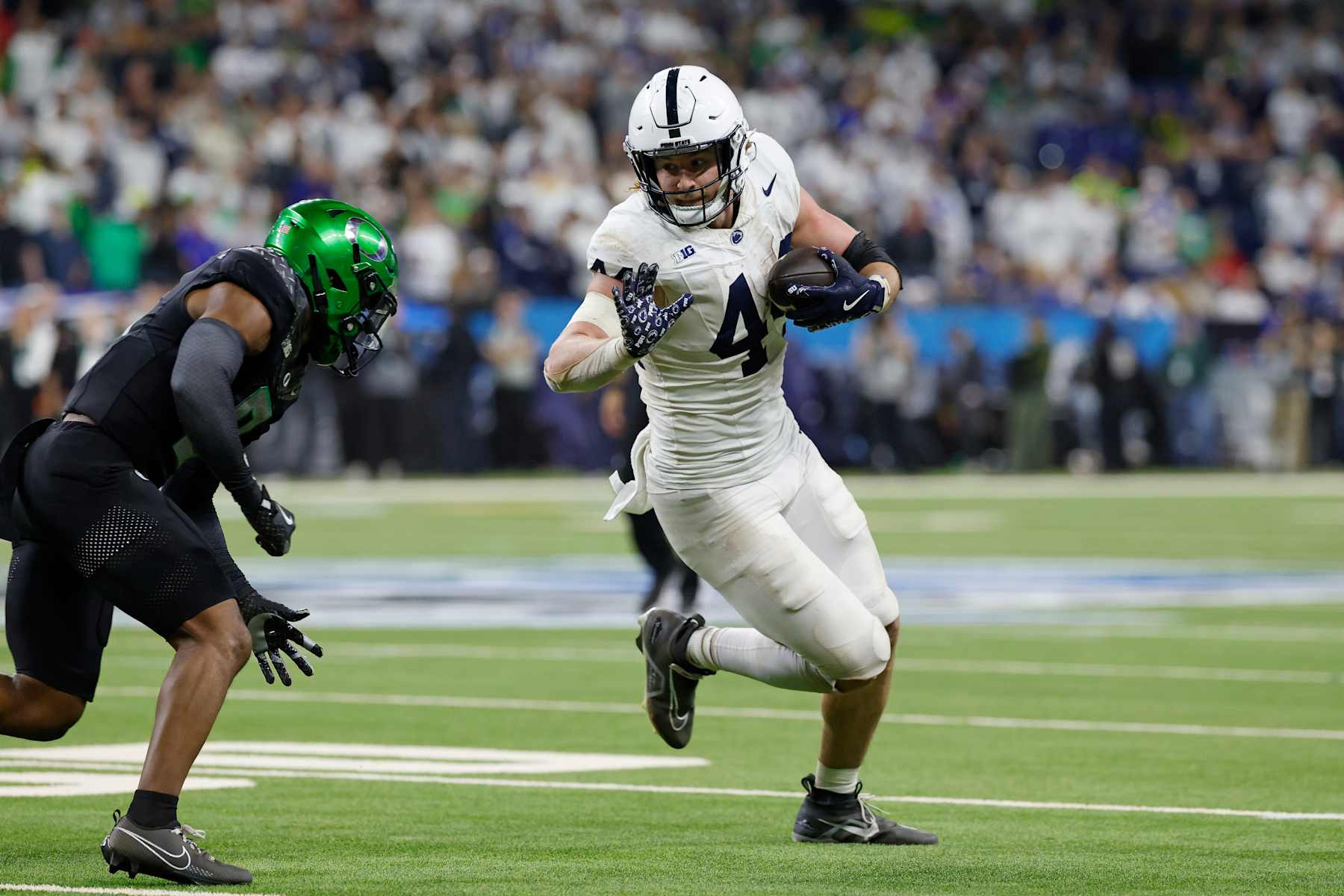 INDIANAPOLIS, IN - DECEMBER 07: Penn State Nittany Lions tight end Tyler Warren (44) runs with the ball after a reception during the Big Ten Championship Game against the Oregon Ducks on December 07, 2024 at Lucas Oil Stadium in Indianapolis, Indiana. (Photo by Joe Robbins/Icon Sportswire via Getty Images)