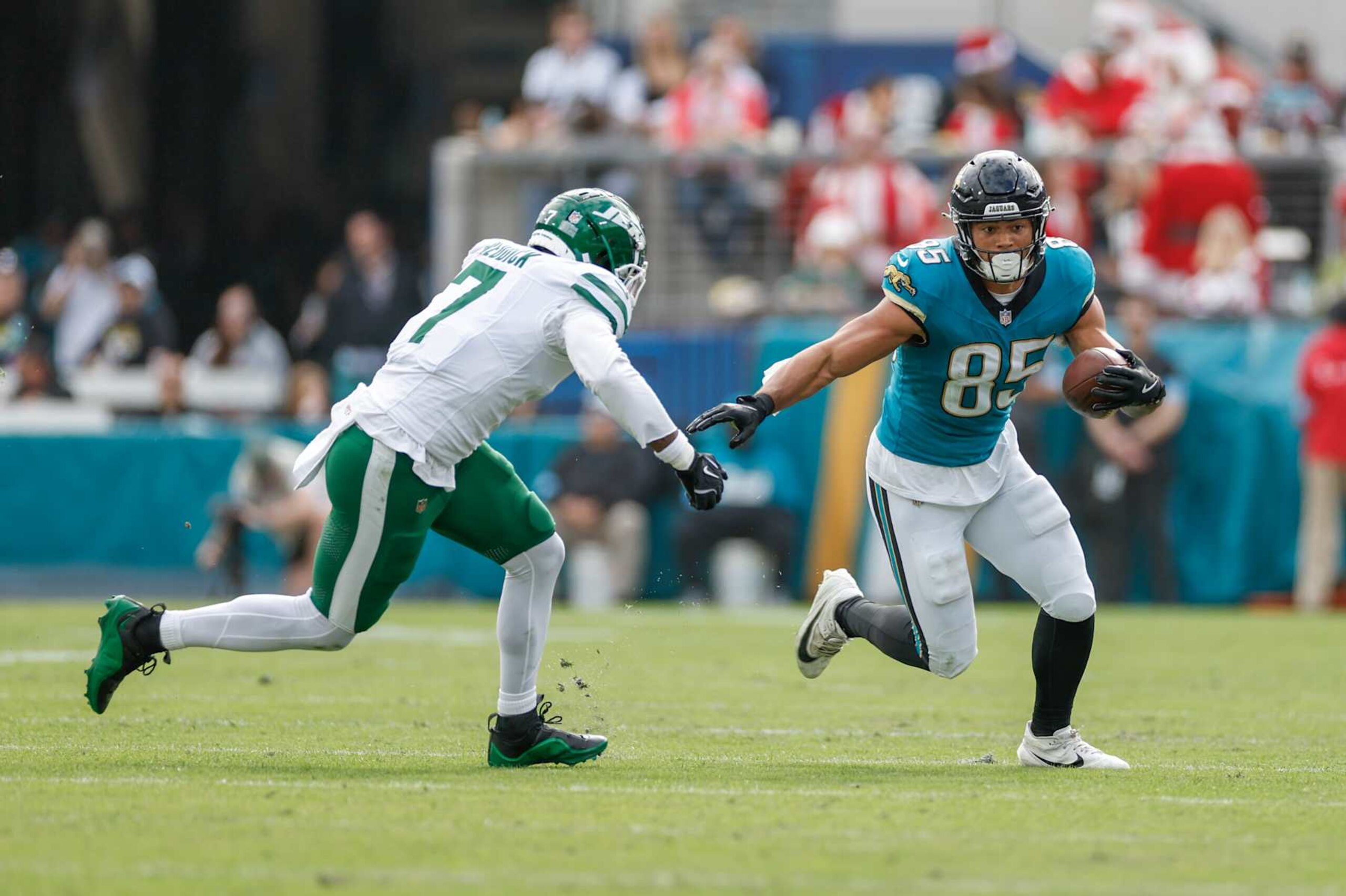 JACKSONVILLE, FL - DECEMBER 15: Jacksonville Jaguars tight end Brenton Strange (85) runs with the ball after a catch past New York Jets defensive end Haason Reddick (7) during the game between the Jacksonville Jaguars and the New York Jets on December 15, 2024 at EverBank Stadium in Jacksonville, Fl. (Photo by David Rosenblum/Icon Sportswire via Getty Images)