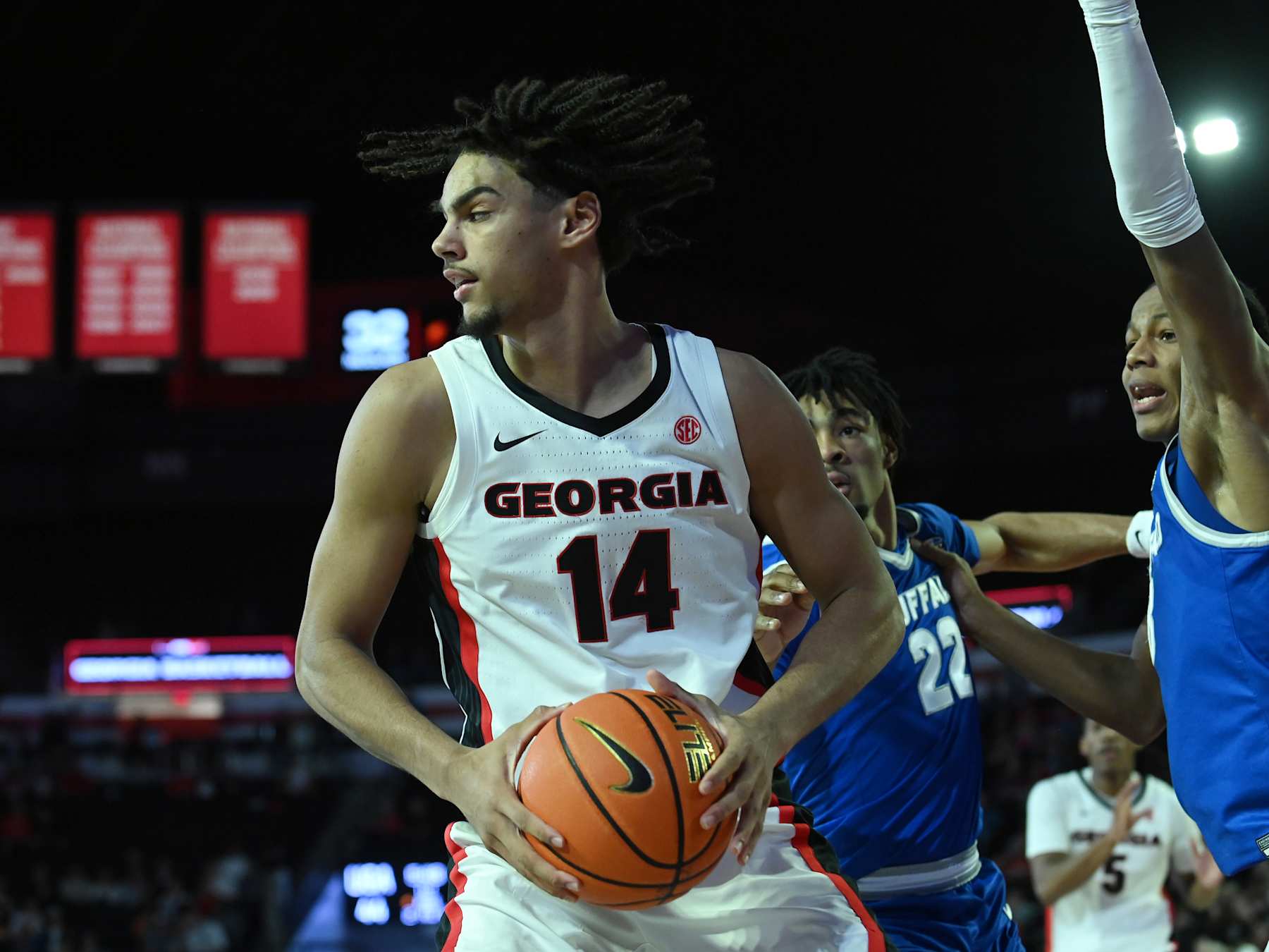 ATHENS, GA - DECEMBER 19: Georgia Bulldogs forward Asa Newell (14) looks to pass the ball during the college basketball game between the Buffalo Bulls and the Georgia Bulldogs on December 19, 2024, at Stegeman Coliseum in Athens, GA.  (Photo by Jeffrey Vest/Icon Sportswire via Getty Images)